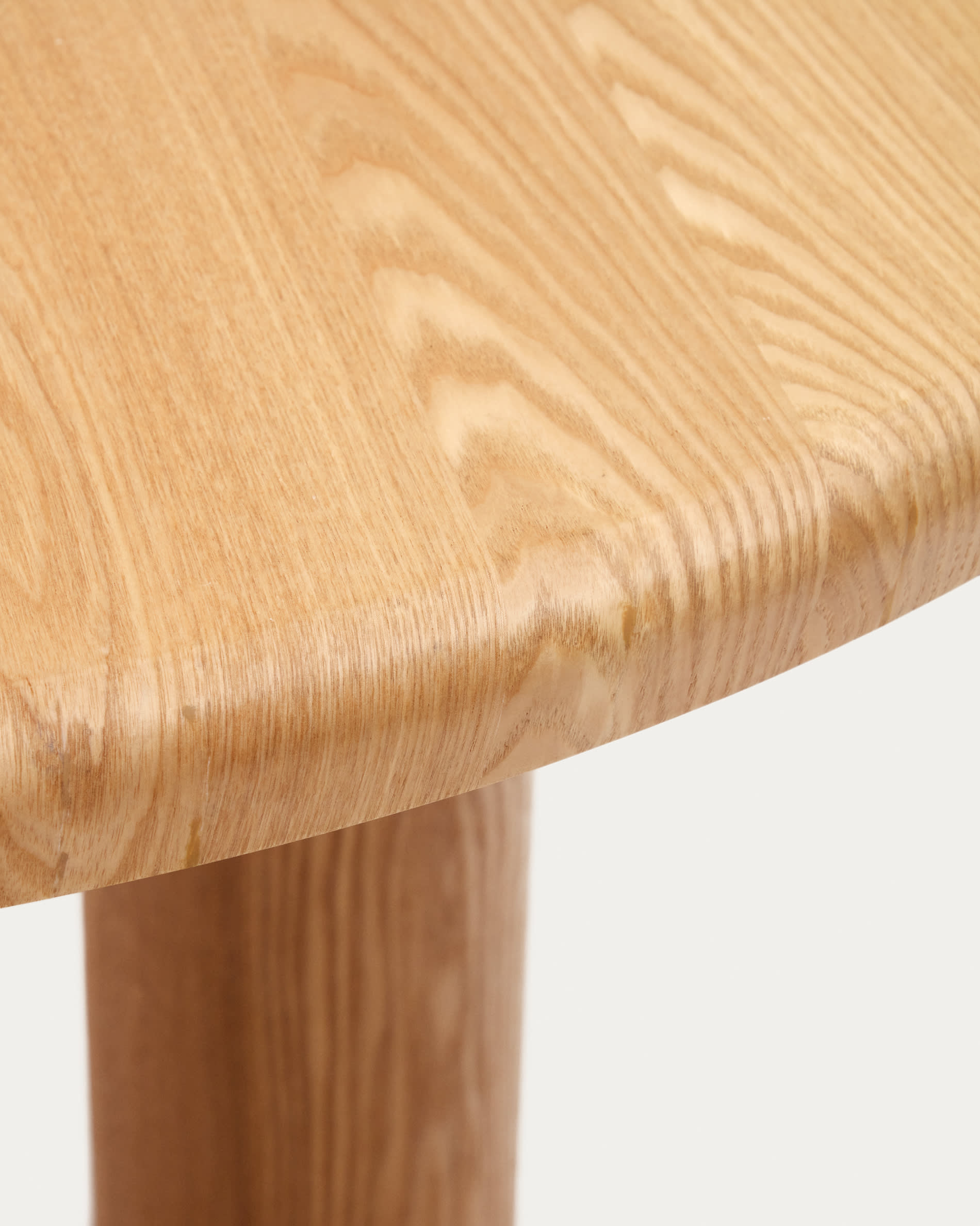 Mailen round table in ash wood veneer with natural finish, Ø 120 cm