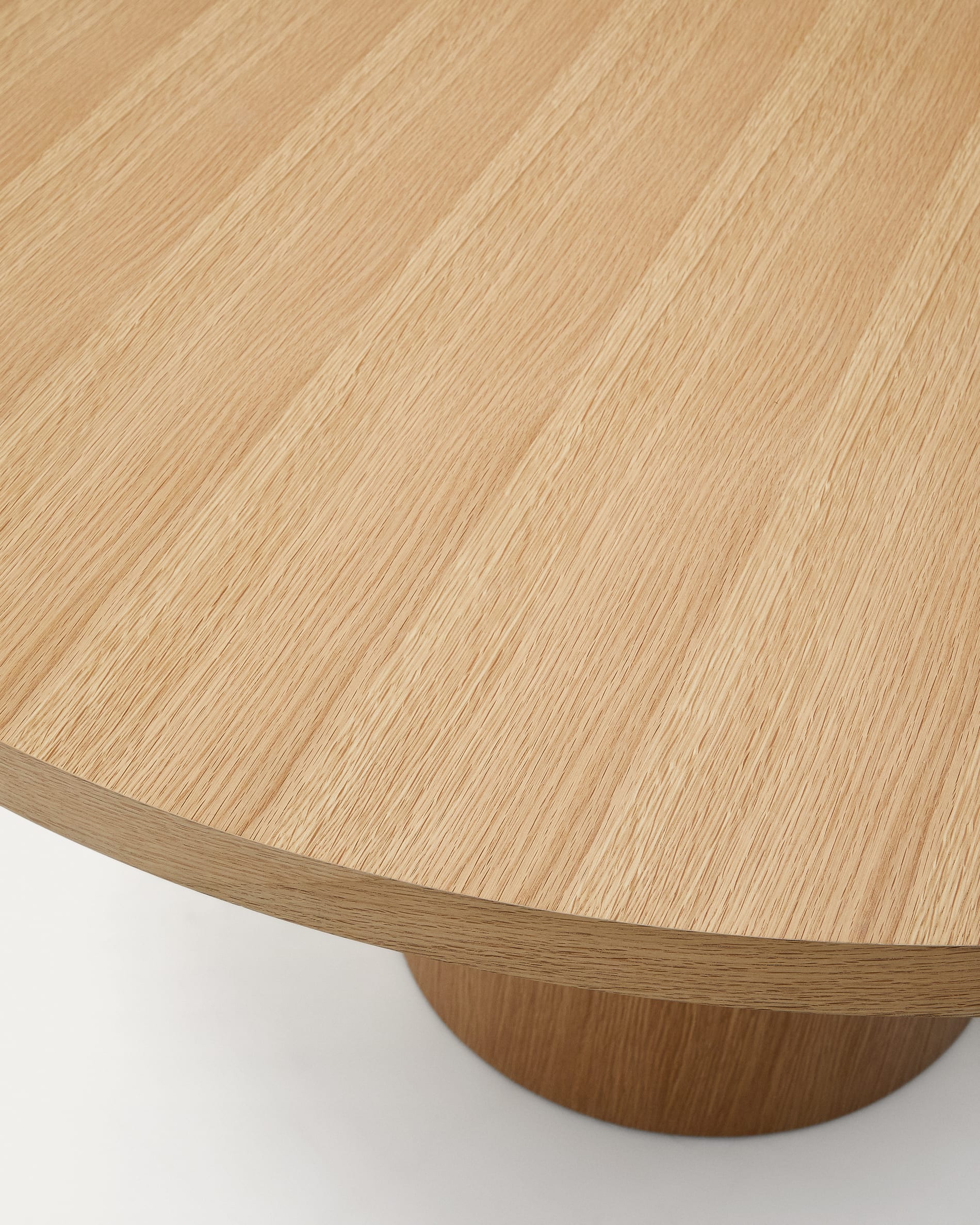 Nealy round table with an oak veneer in a natural finish, Ø 150 cm