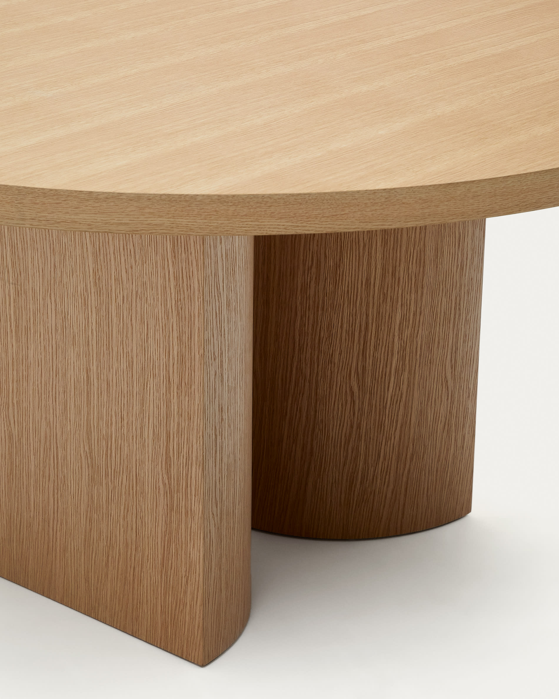 Nealy round table with an oak veneer in a natural finish, Ø 150 cm