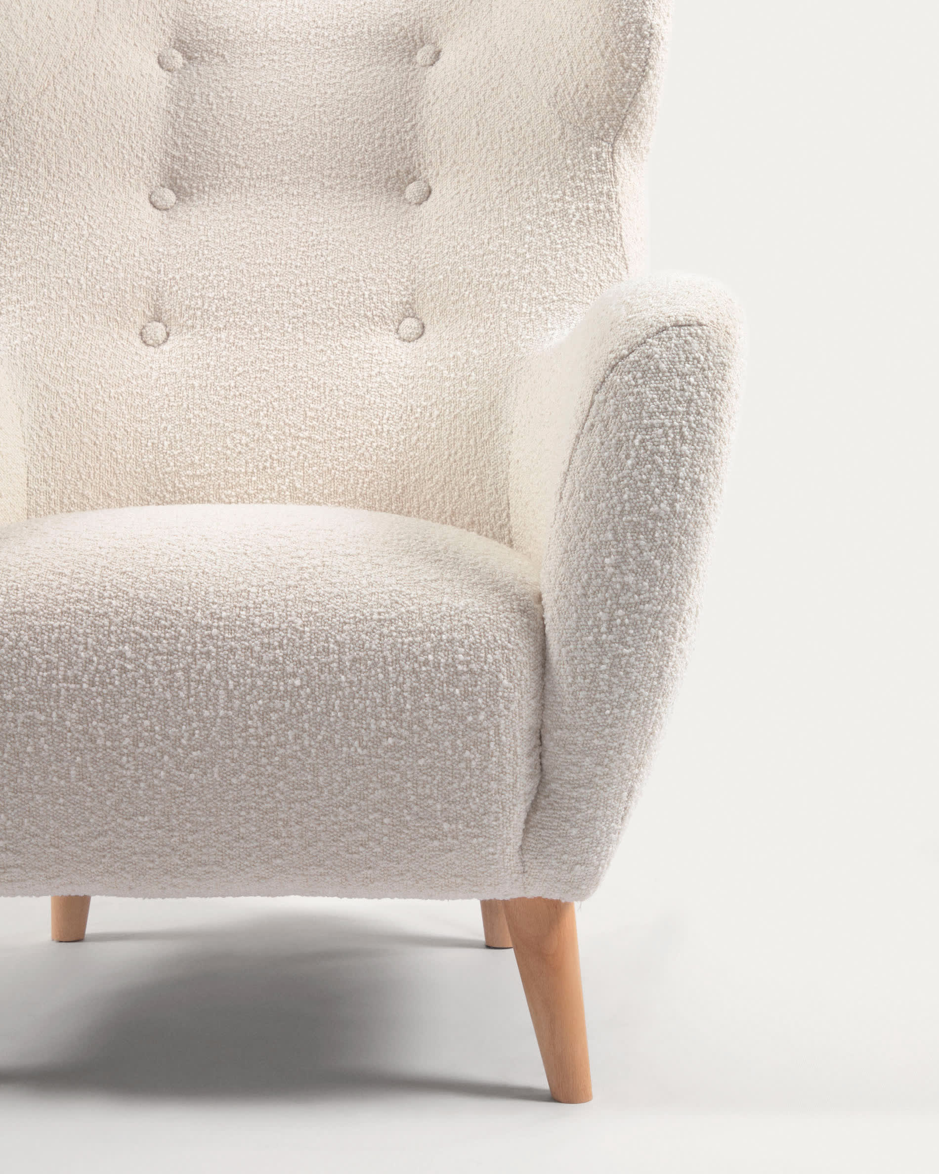 Patio armchair in white bouclé with solid, beech wood legs FSC Mix Credit
