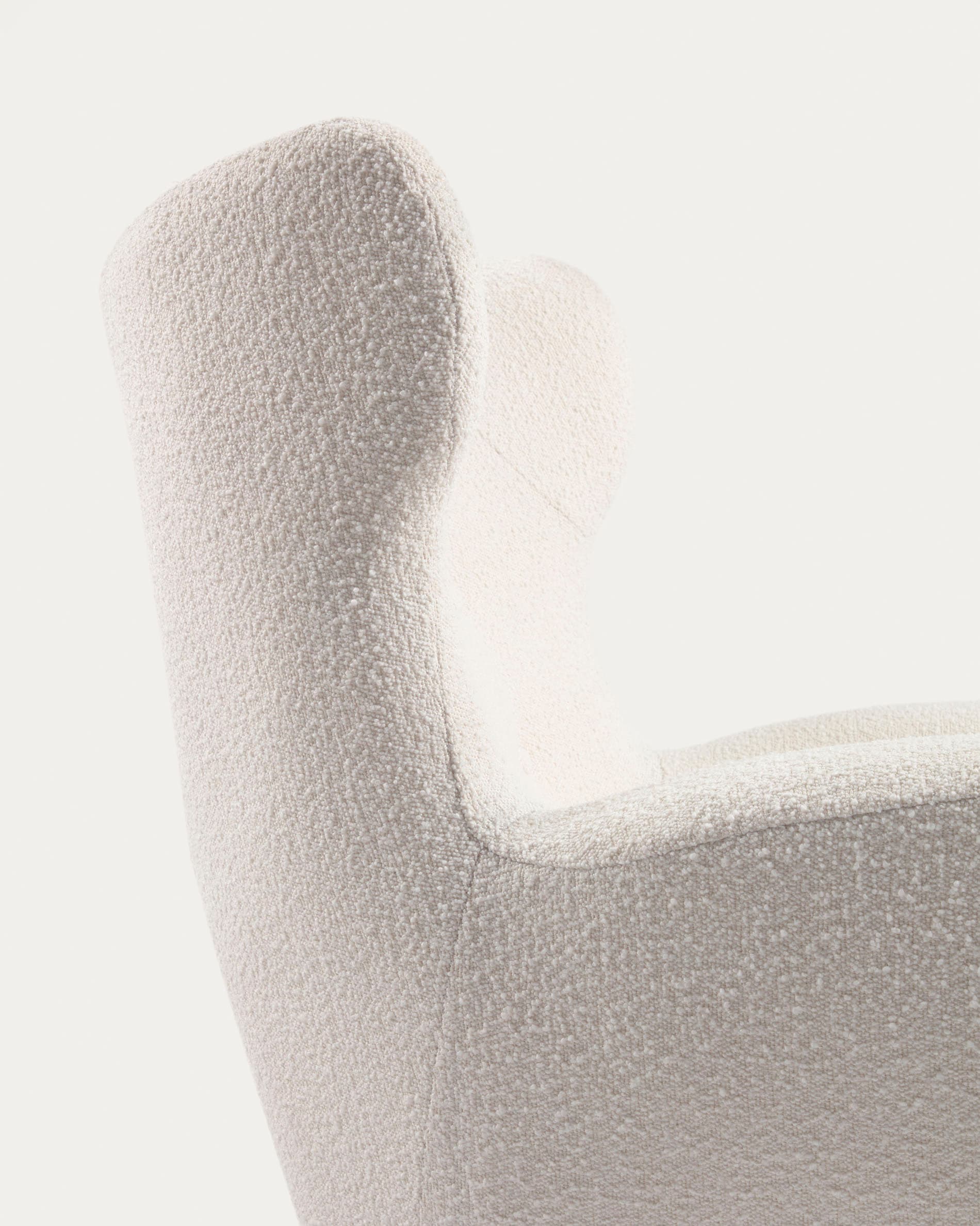Patio armchair in white bouclé with solid, beech wood legs FSC Mix Credit