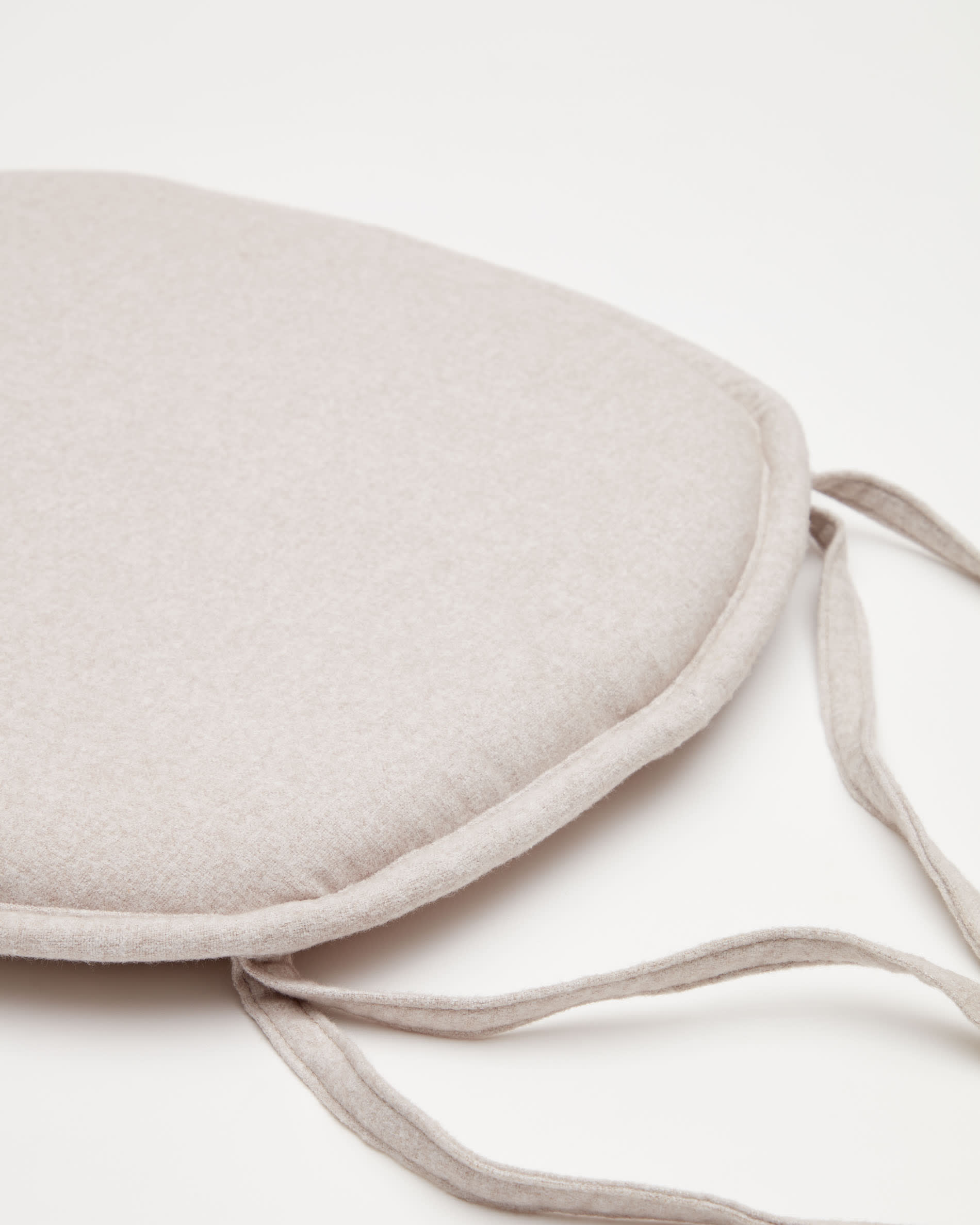 Cushion for Romane chair in beige 43 x 43 cm