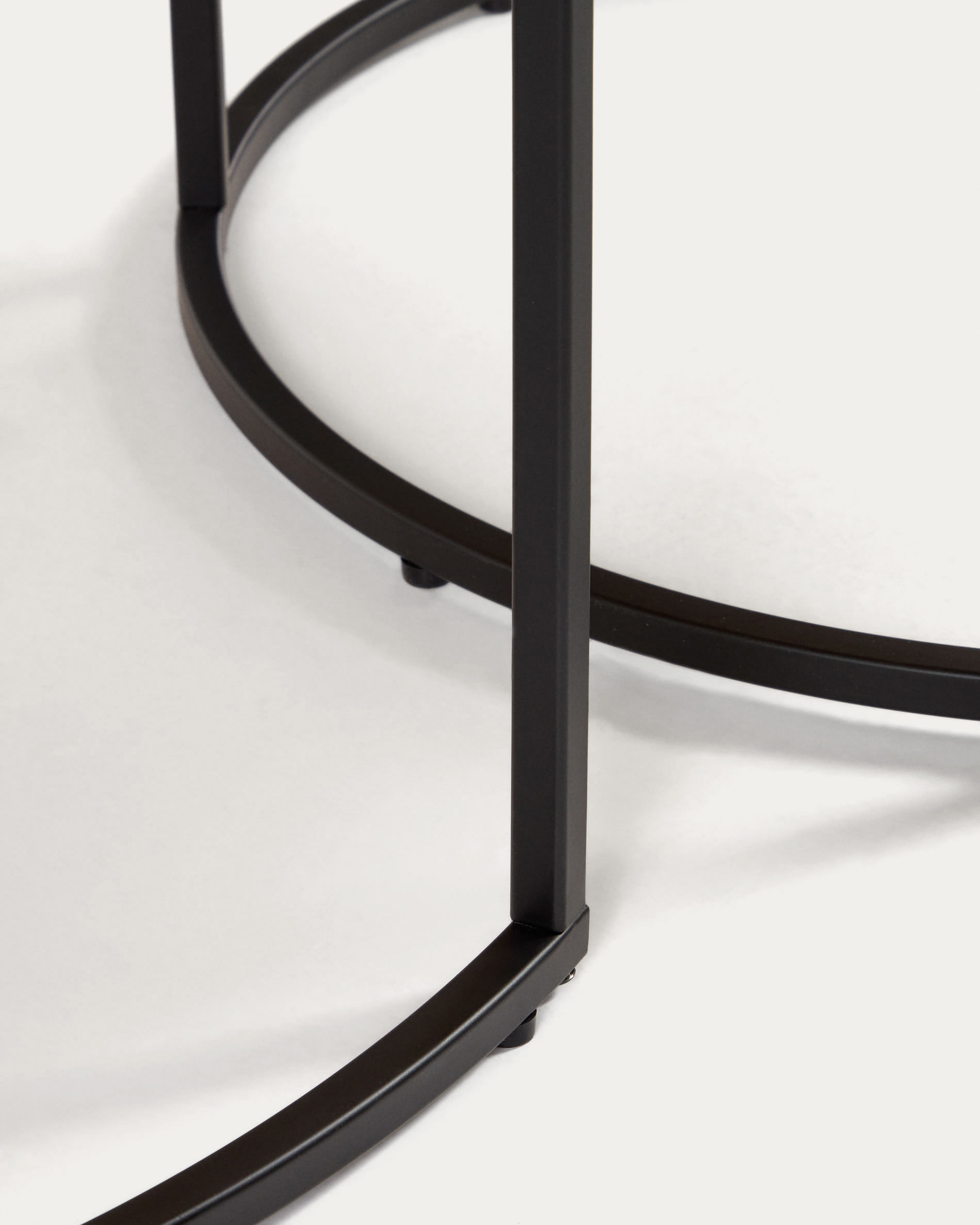 Yoana set of 2 nesting side tables with oak wood veneer & black metal, Ø 80 cm / Ø 50 cm
