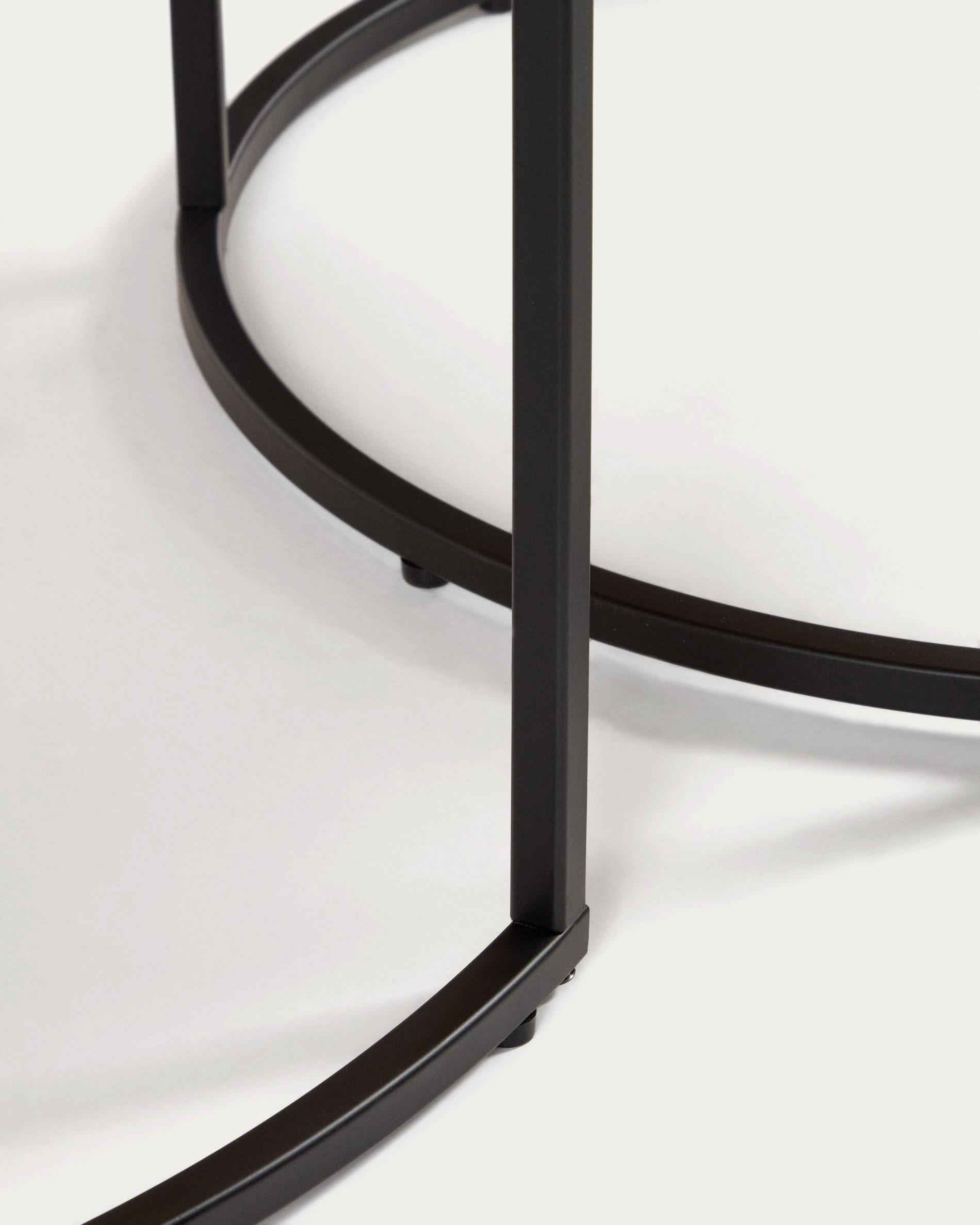 Yoana set of 2 nesting side tables with walnut veneer and black metal, Ø 80 cm / Ø 50 cm