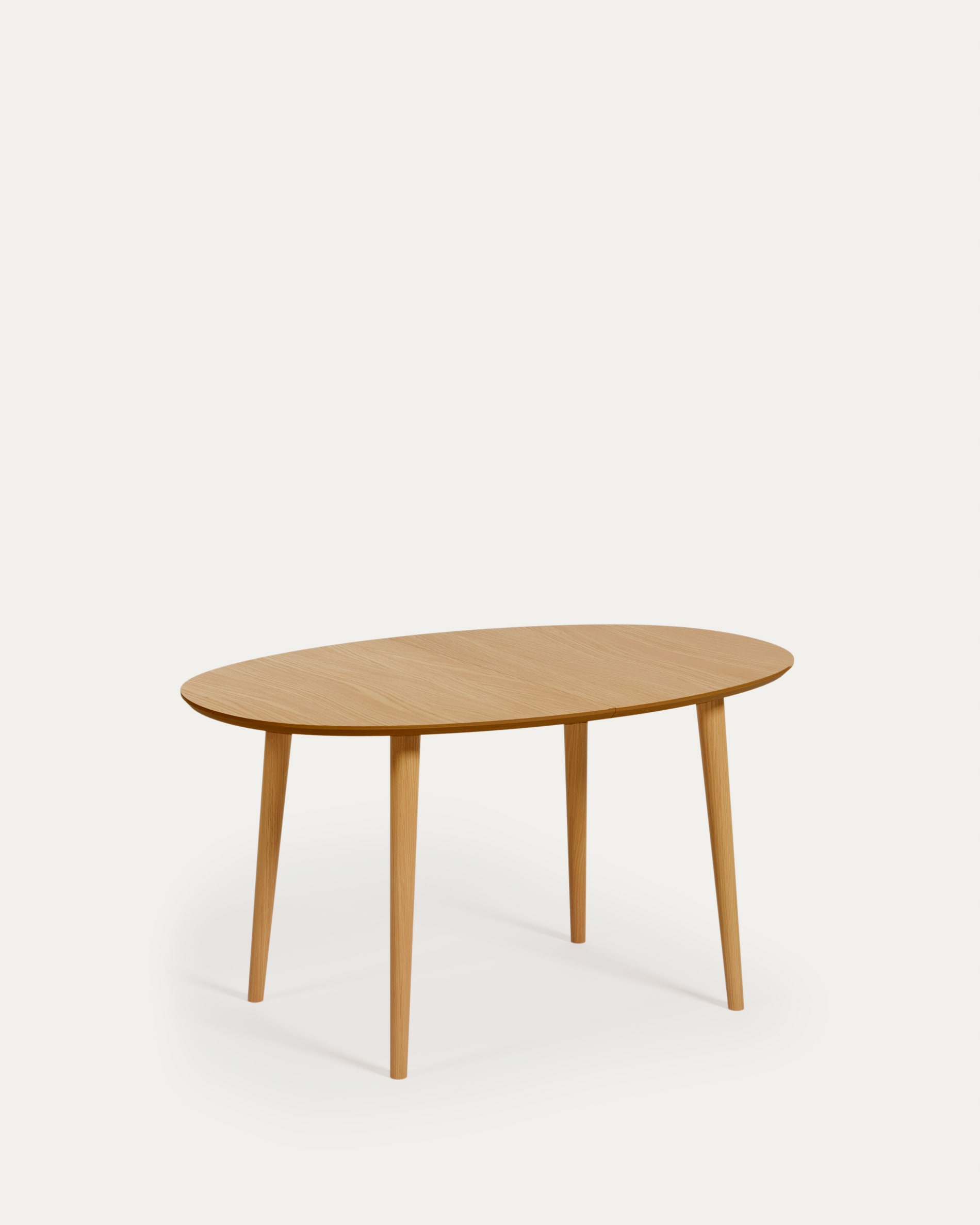 Oqui extendable oval table with an oak veneer and solid wood legs Ø 160