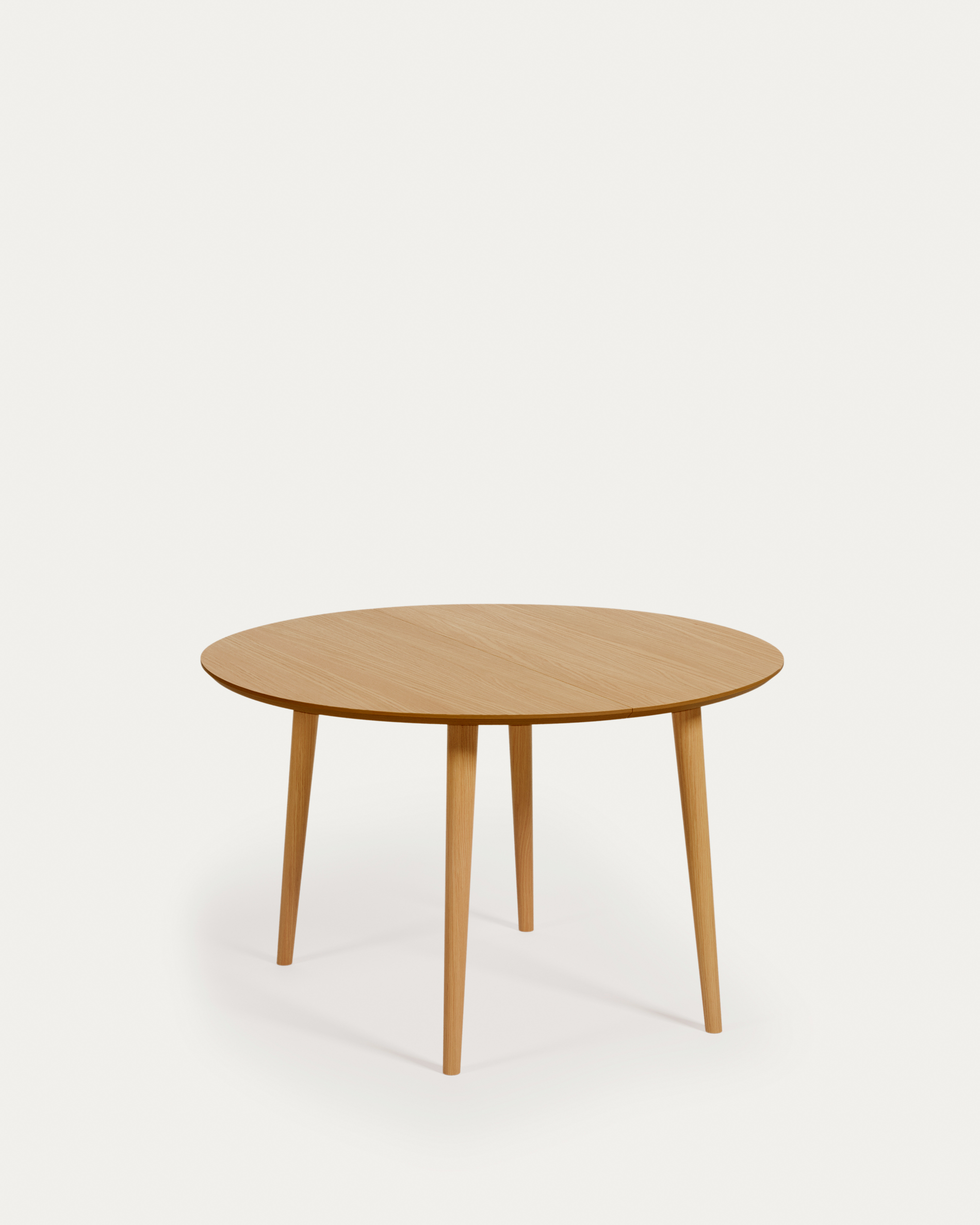 Oqui extendable oval table with an oak veneer and solid wood legs