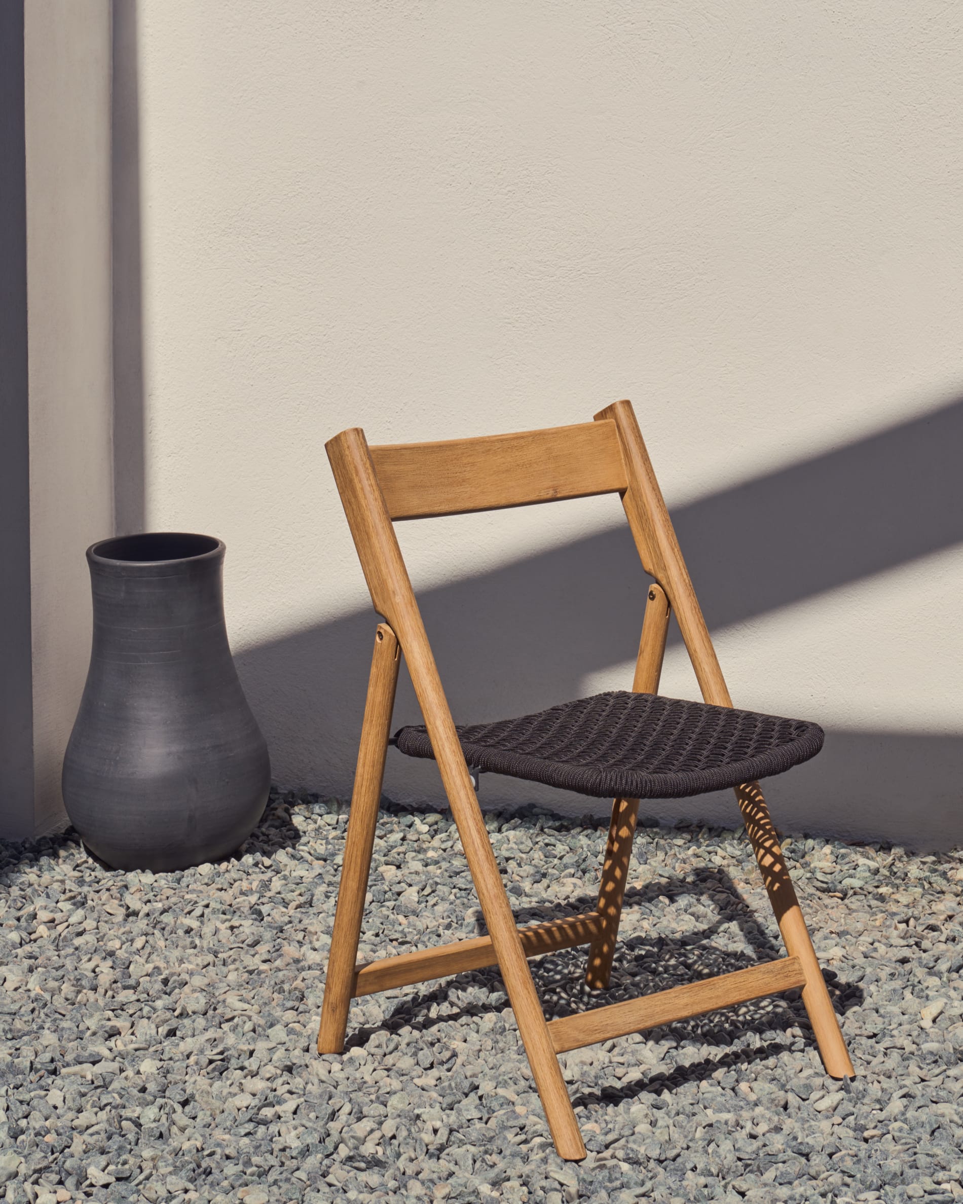 Dandara folding chair in solid acacia wood with steel structure and black 100% FSC cord