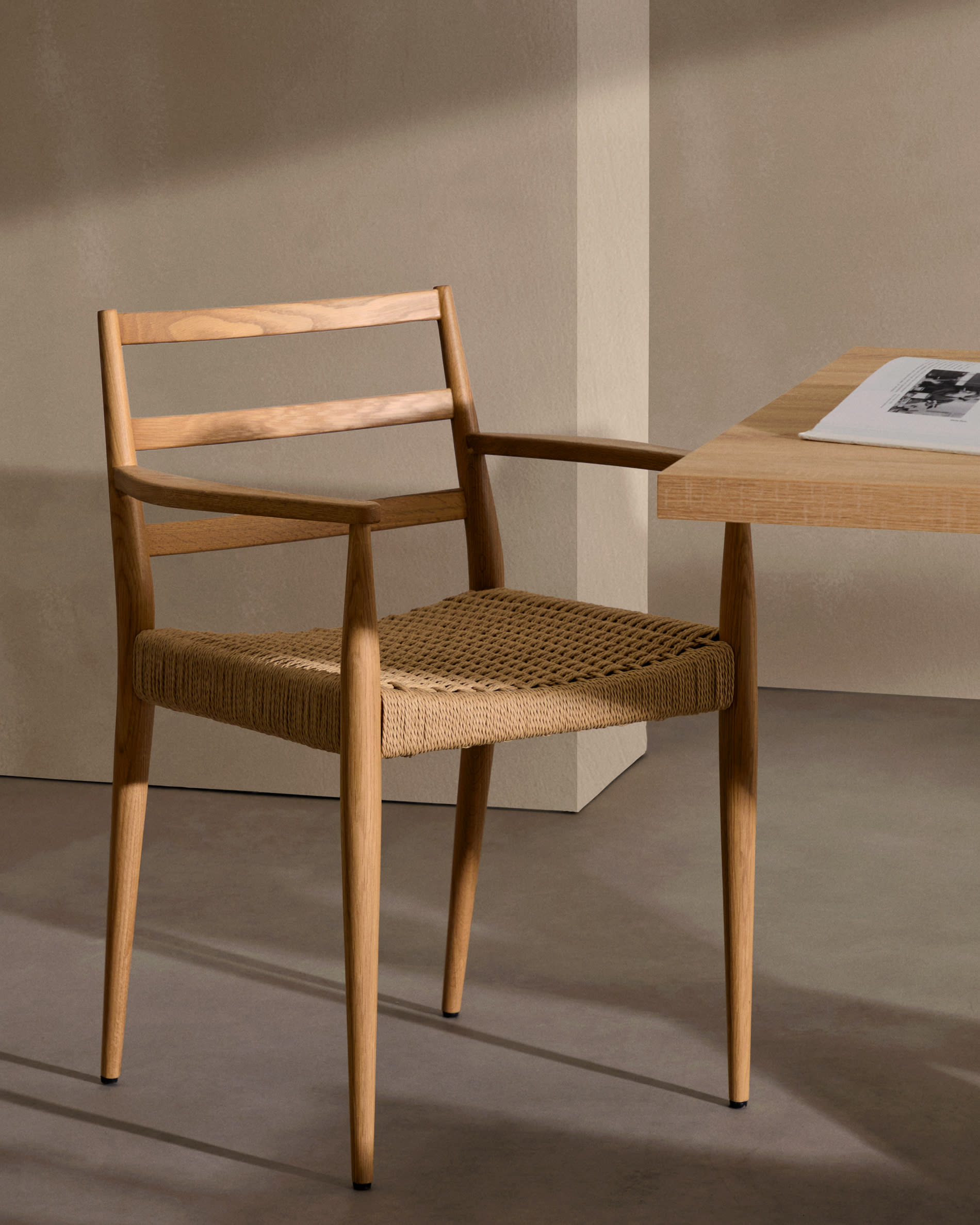 Analy chair with armrests in solid oak wood with natural finish and rope seat FSC Mix Credit