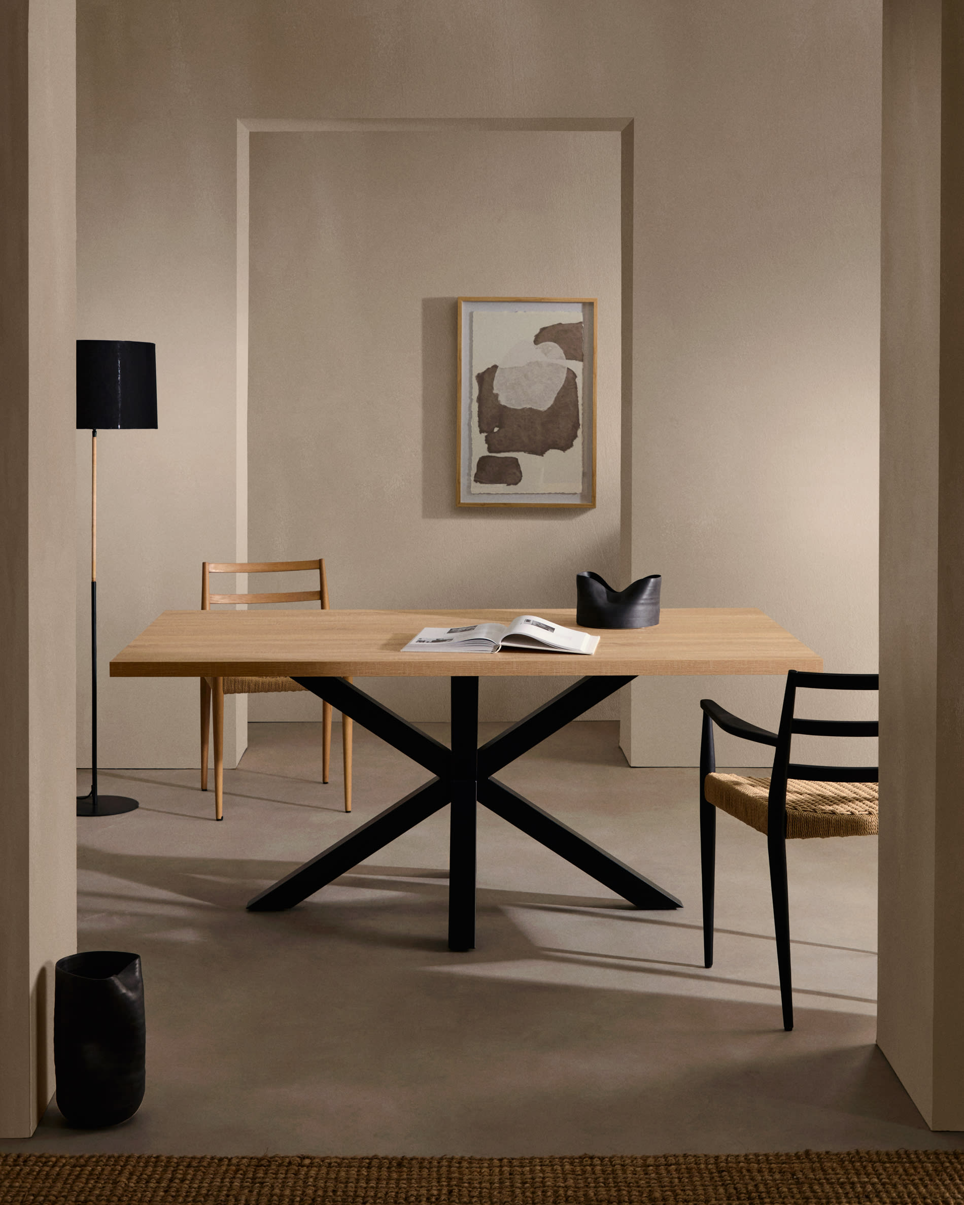 Table Argo en mélaminé finition naturelle et pieds en acier finition noire — Kave Home