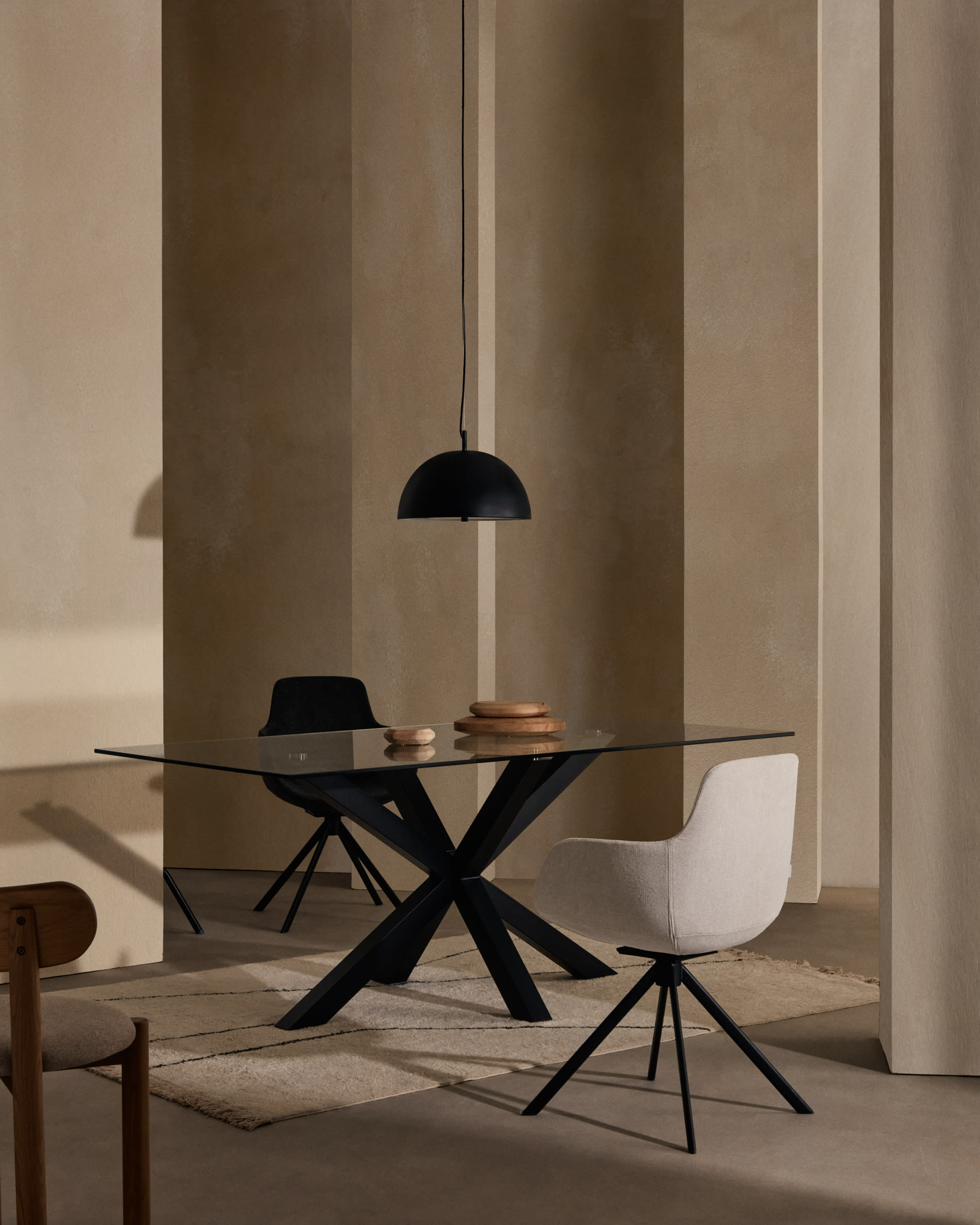 Table Argo en verre et pieds en acier finition noire — Kave Home