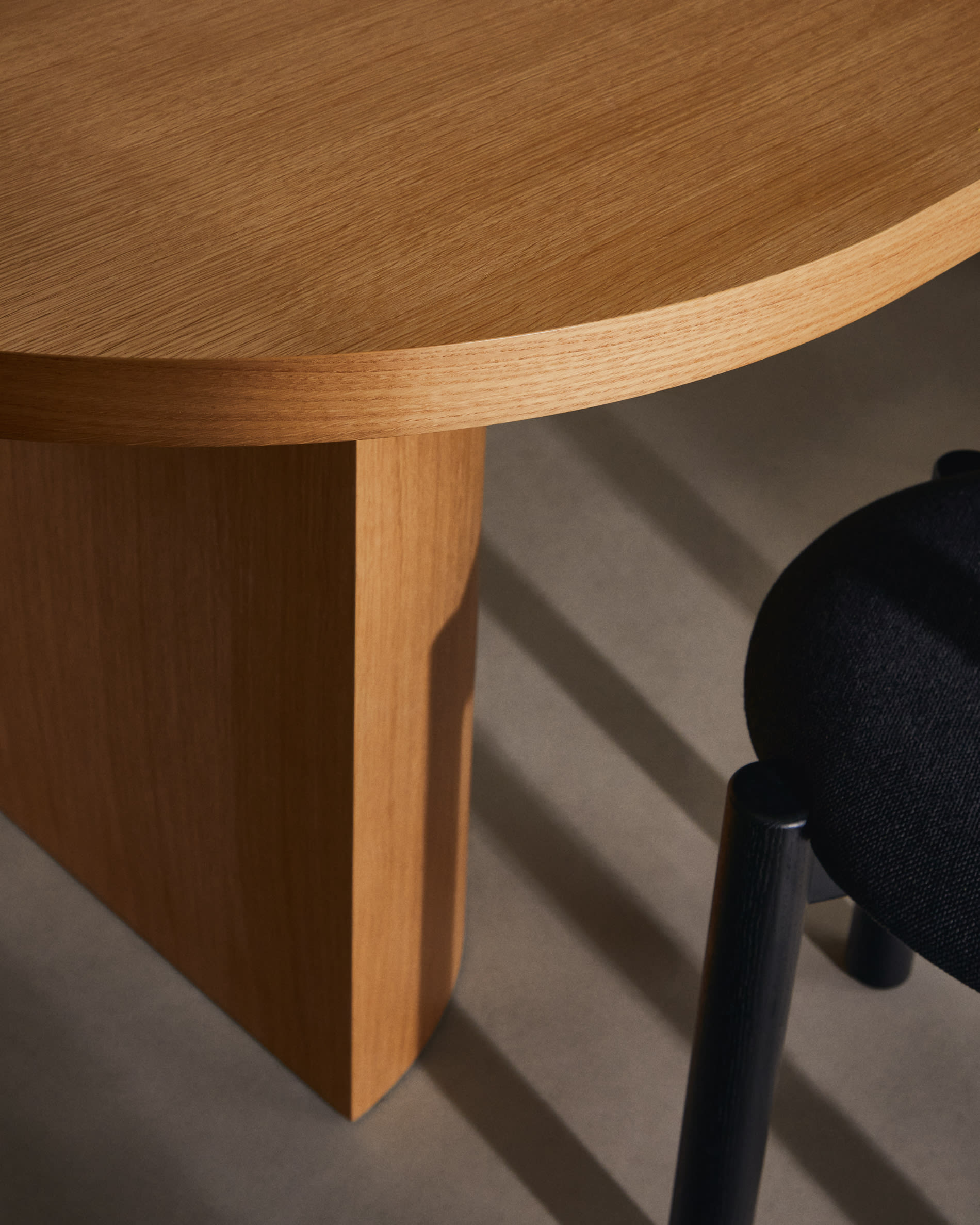 Nealy table with an oak veneer in a natural finish, 240 x 100 cm