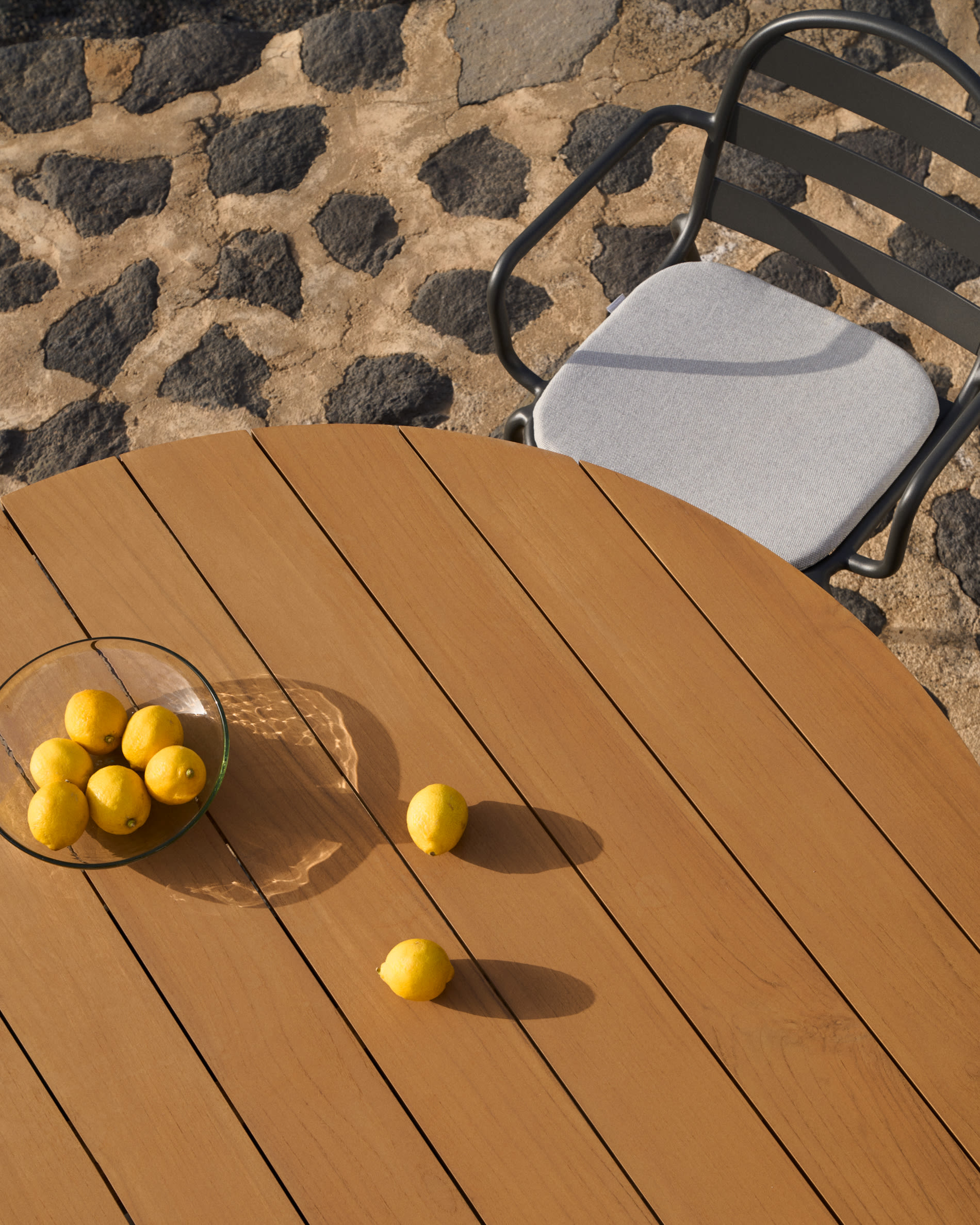 Tudons round outdoor table in aluminium in a grey and teak finish, Ø120 cm FSC 100%