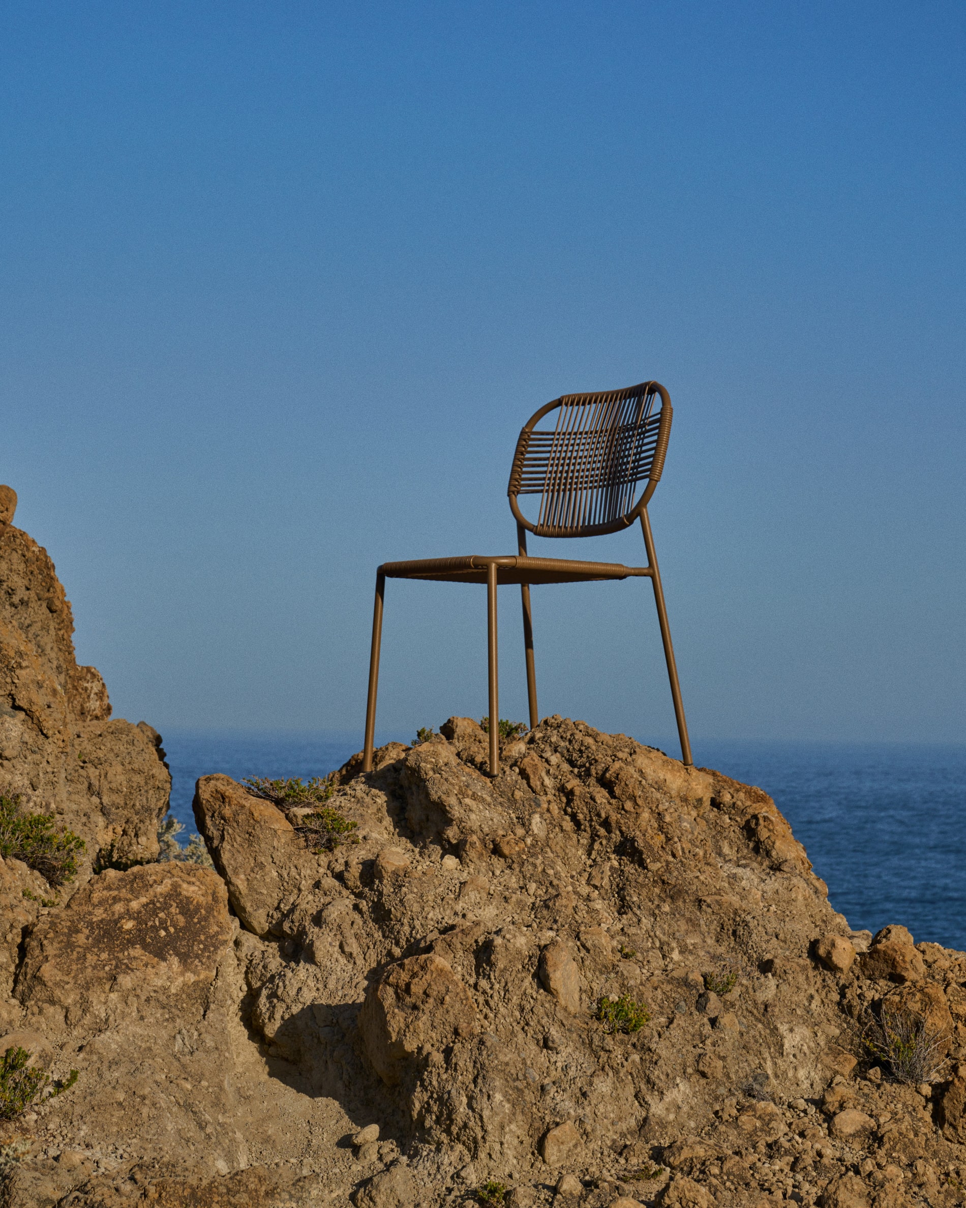 Talaier stackable outdoor chair in synthetic rope and galvanised steel with brown finish