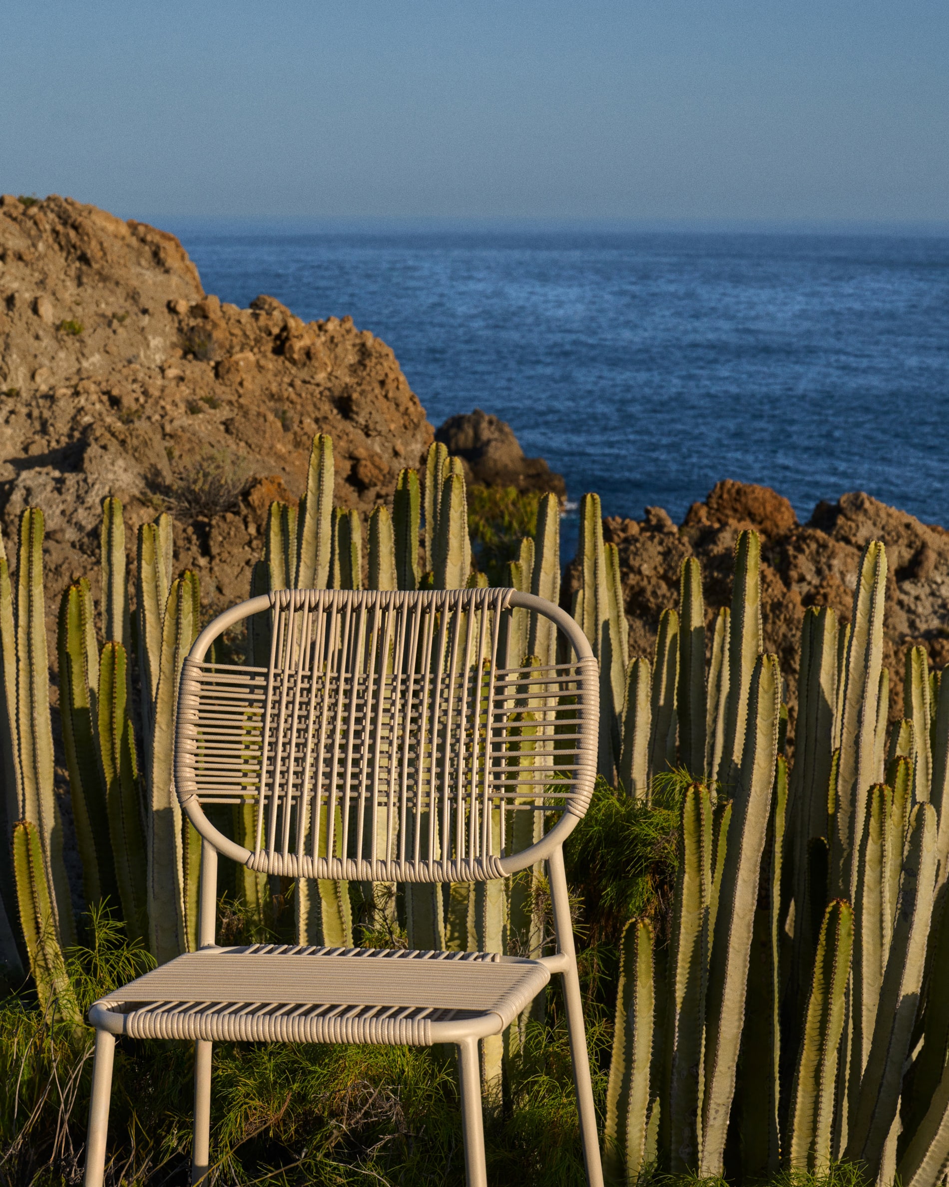 Talaier stackable outdoor chair in synthetic rope and galvanised steel with beige finish