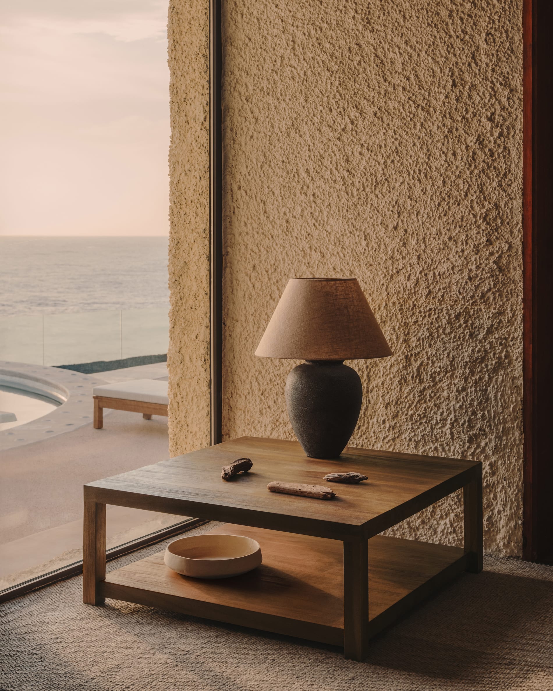 Mercadal ceramic table lamp in a black finish