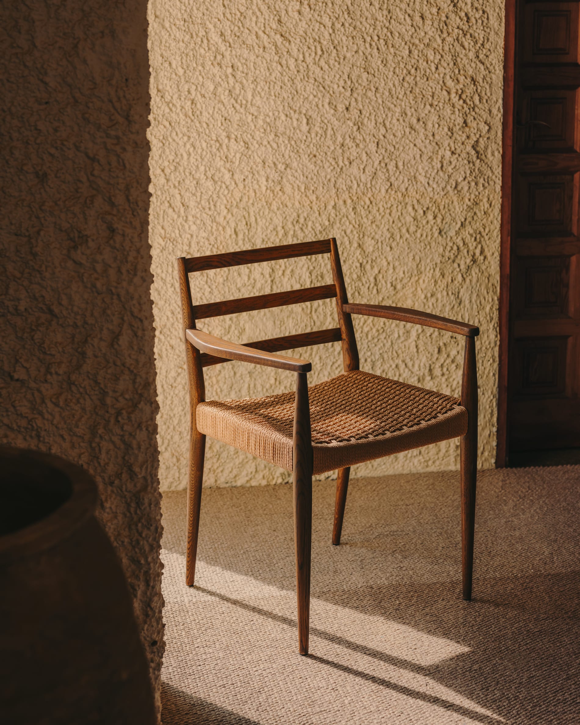 Analy chair with armrests in solid oak wood with walnut finish and rope seat FSC Mix Credit