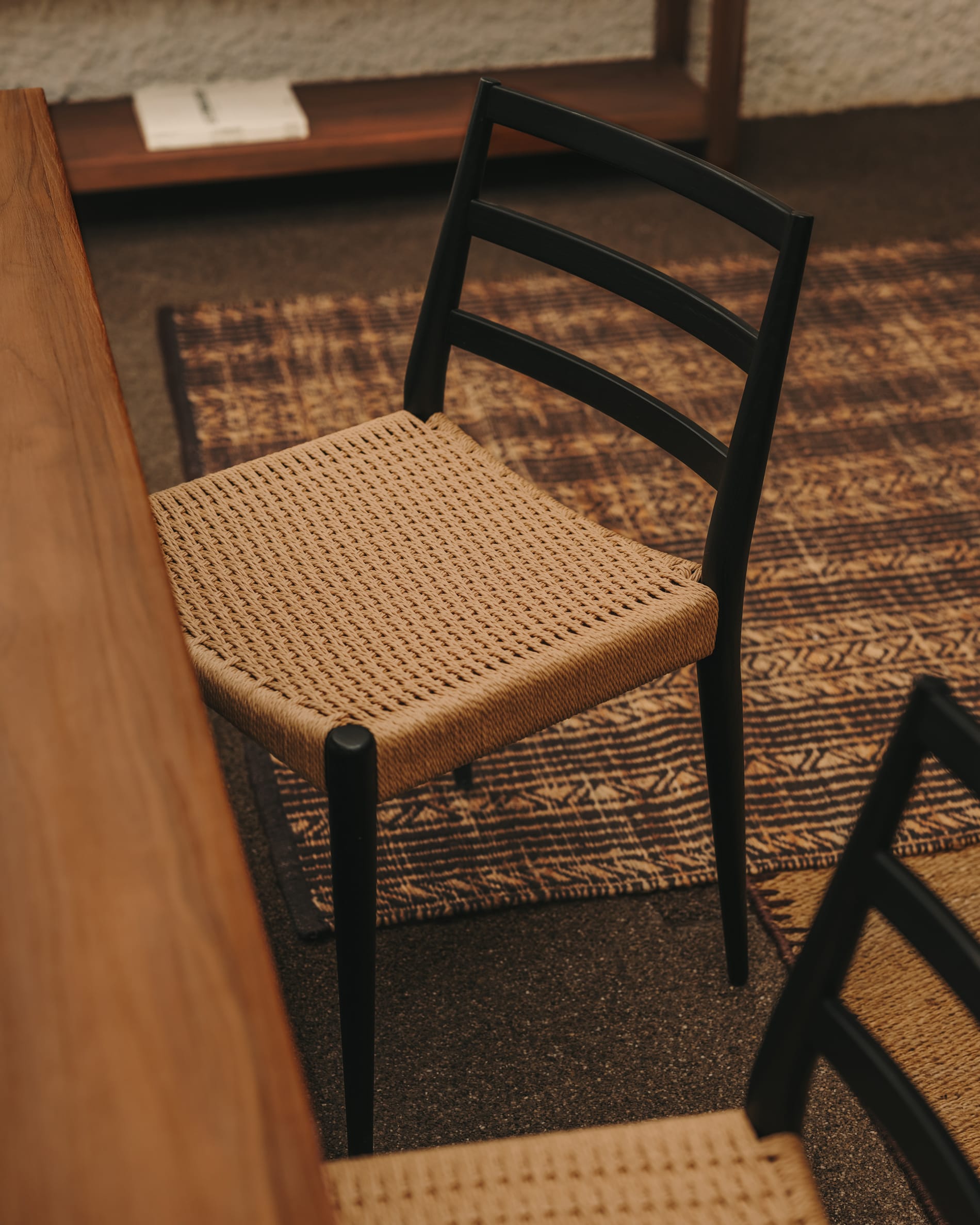 Analy chair in solid oak wood with black finish and rope seat FSC Mix Credit