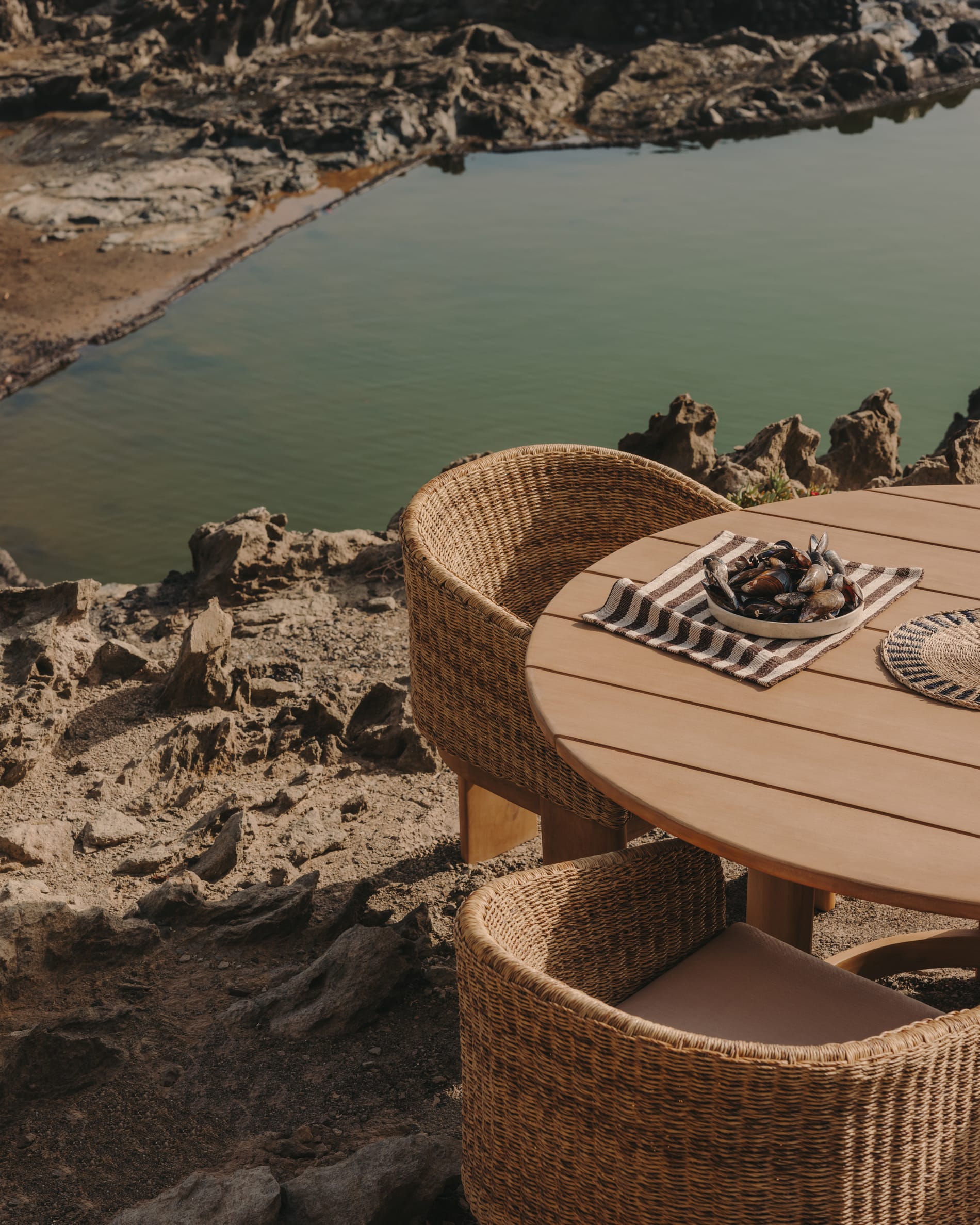 Xoriguer round table in solid eucalyptus wood Ø140 cm FSC 100%