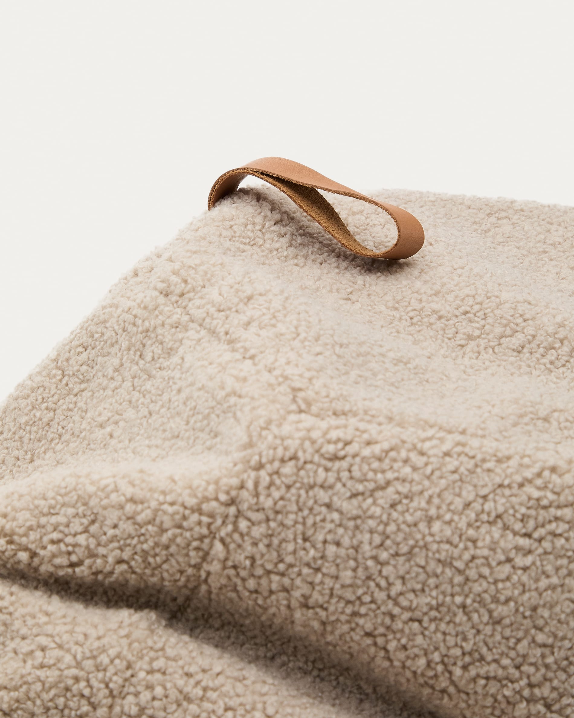 Vicka pouffe in beige bouclé, Ø 70 cm
