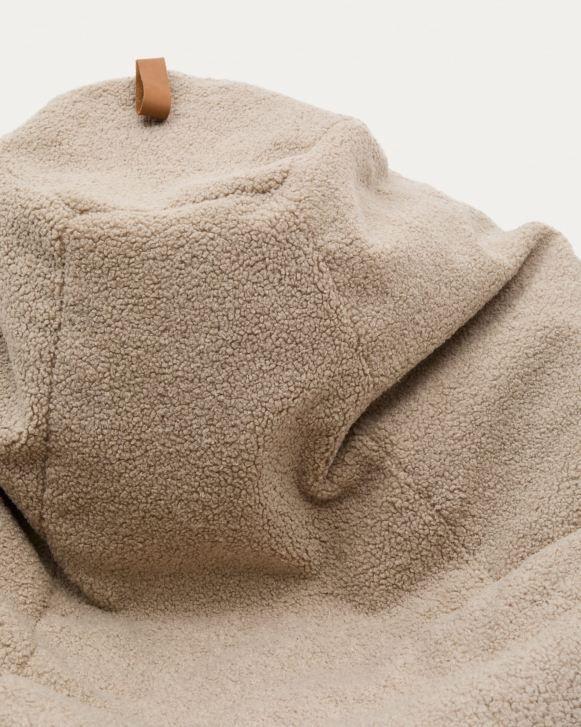 Vicka pouffe in beige bouclé, Ø 70 cm