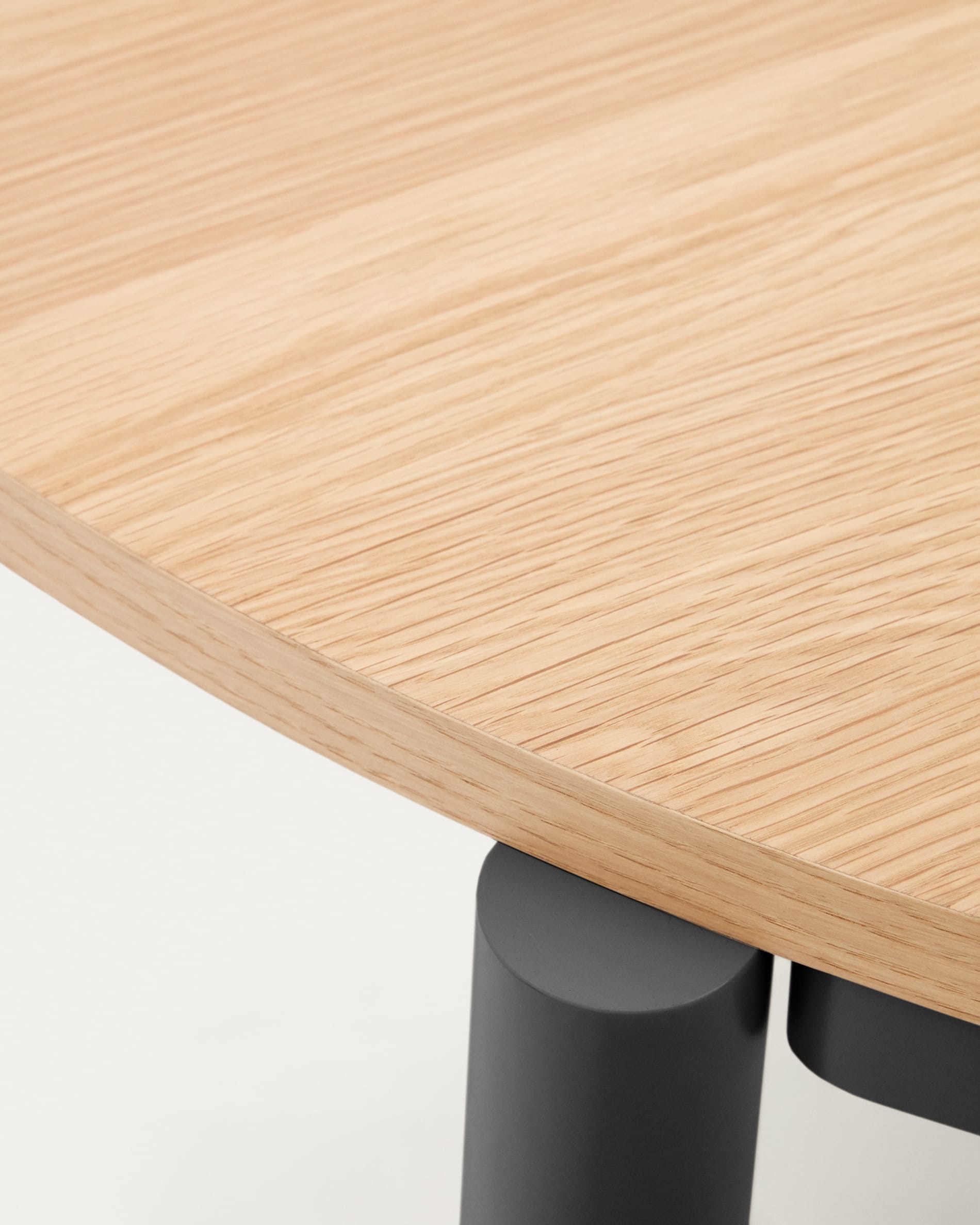 Montuiri extendable table in oak veneer and with steel legs in a black finish, Ø120(200) x 90 cm