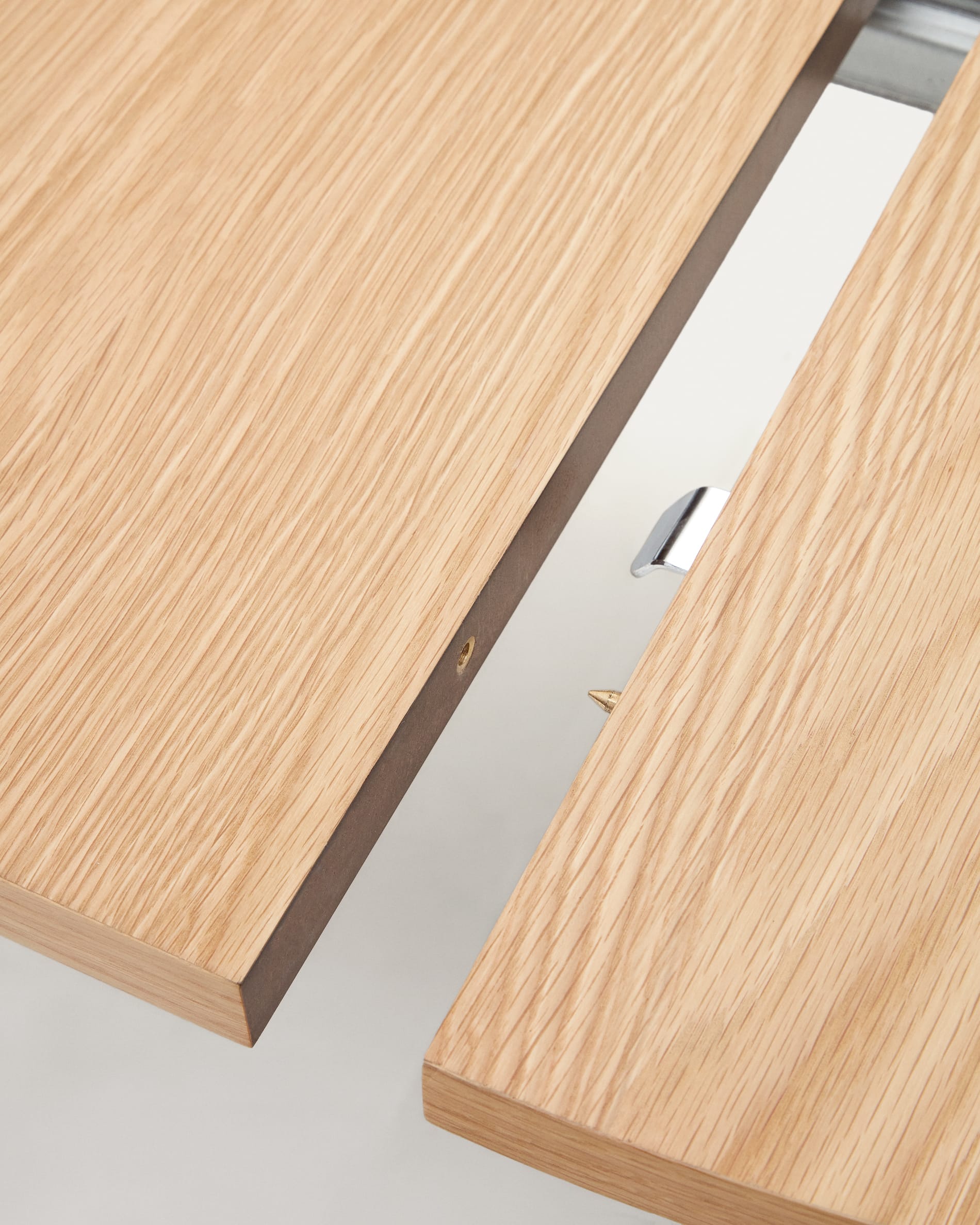 Montuiri round extendable table in oak veneer and with steel legs in a grey finish, Ø90(170) cm
