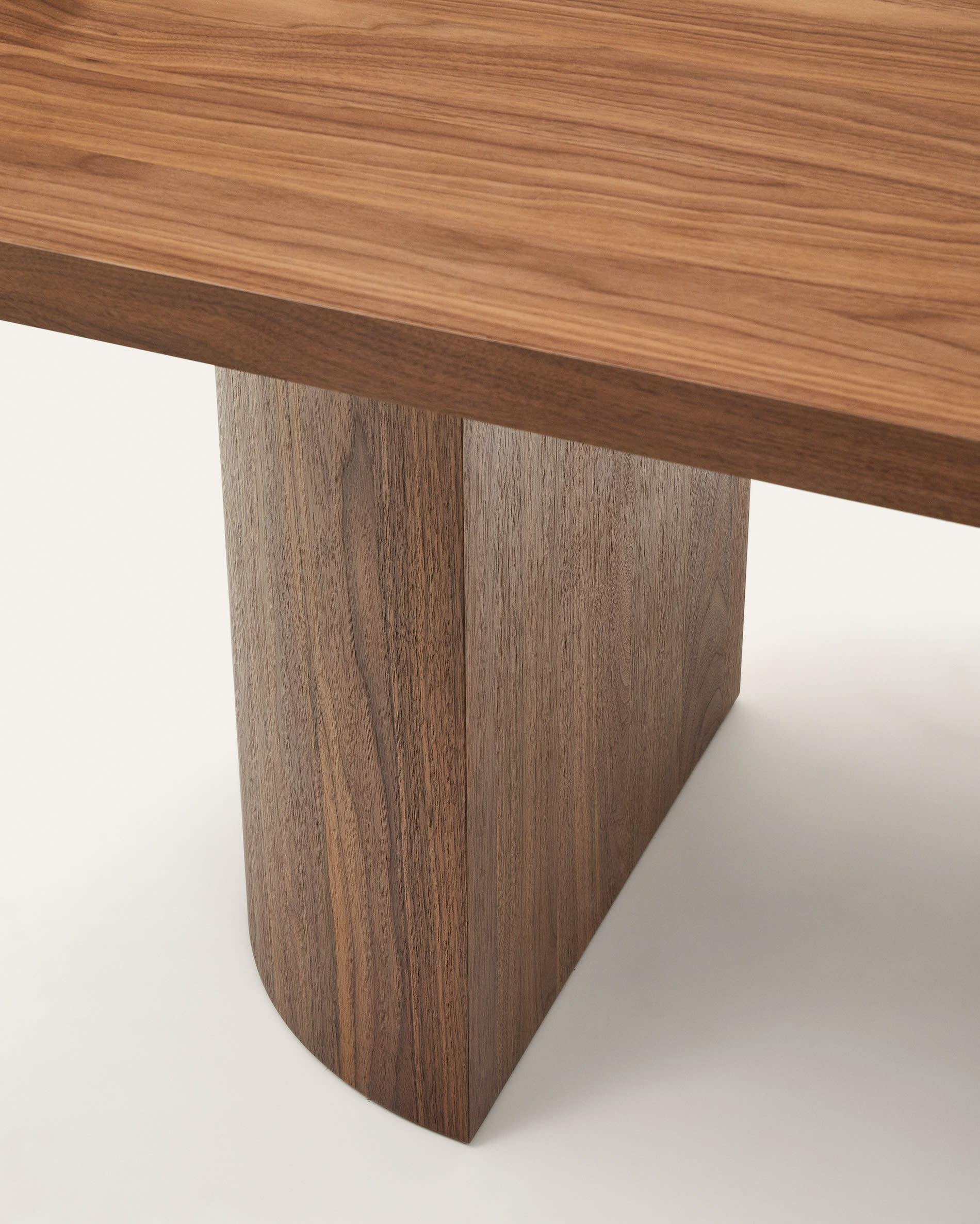 Nealy table with a walnut veneer in a dark finish, 200 x 100 cm