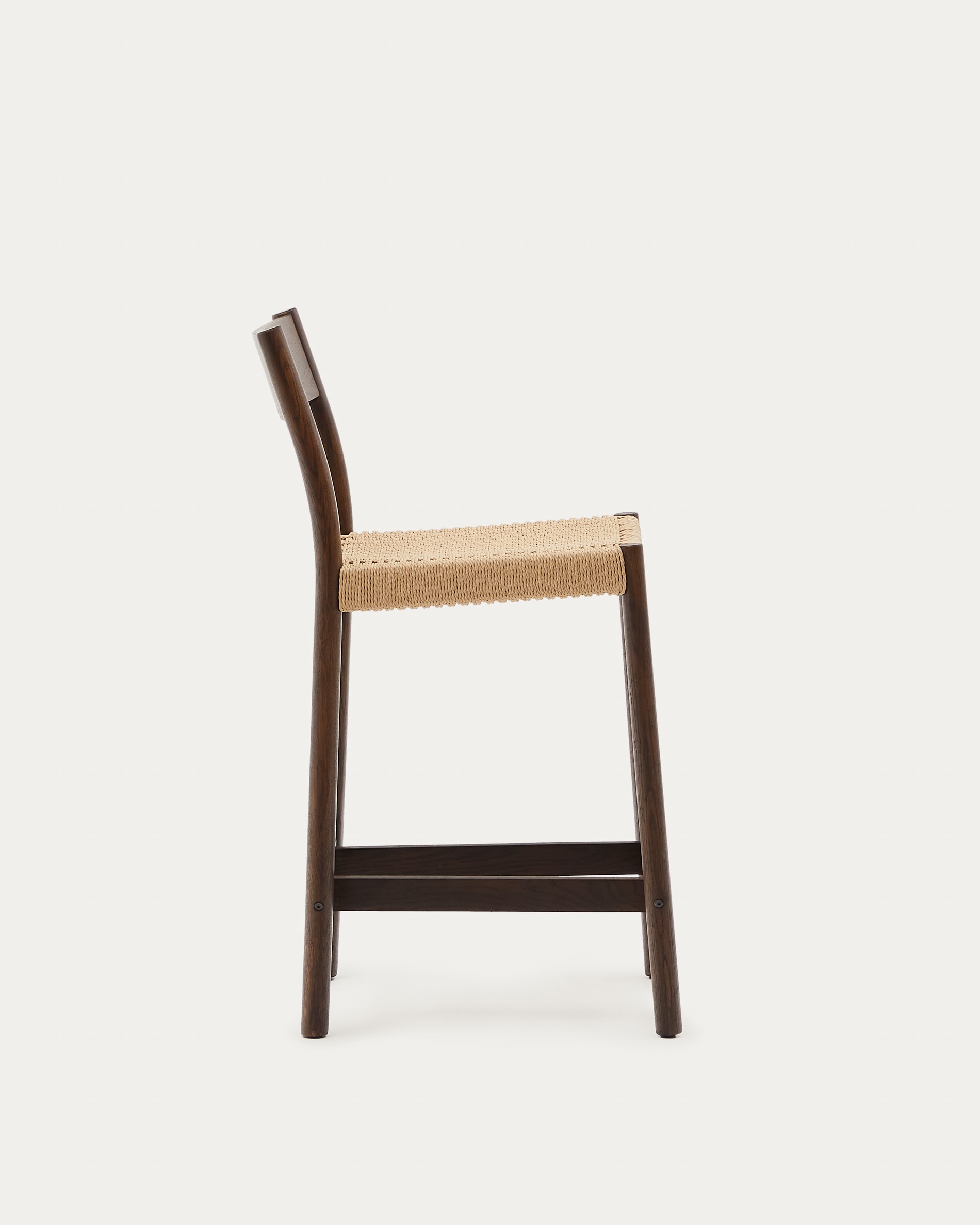 Yalia stool with backrest in solid oak wood with walnut finish and rope seat, 65 cm, FSC Mix Credit