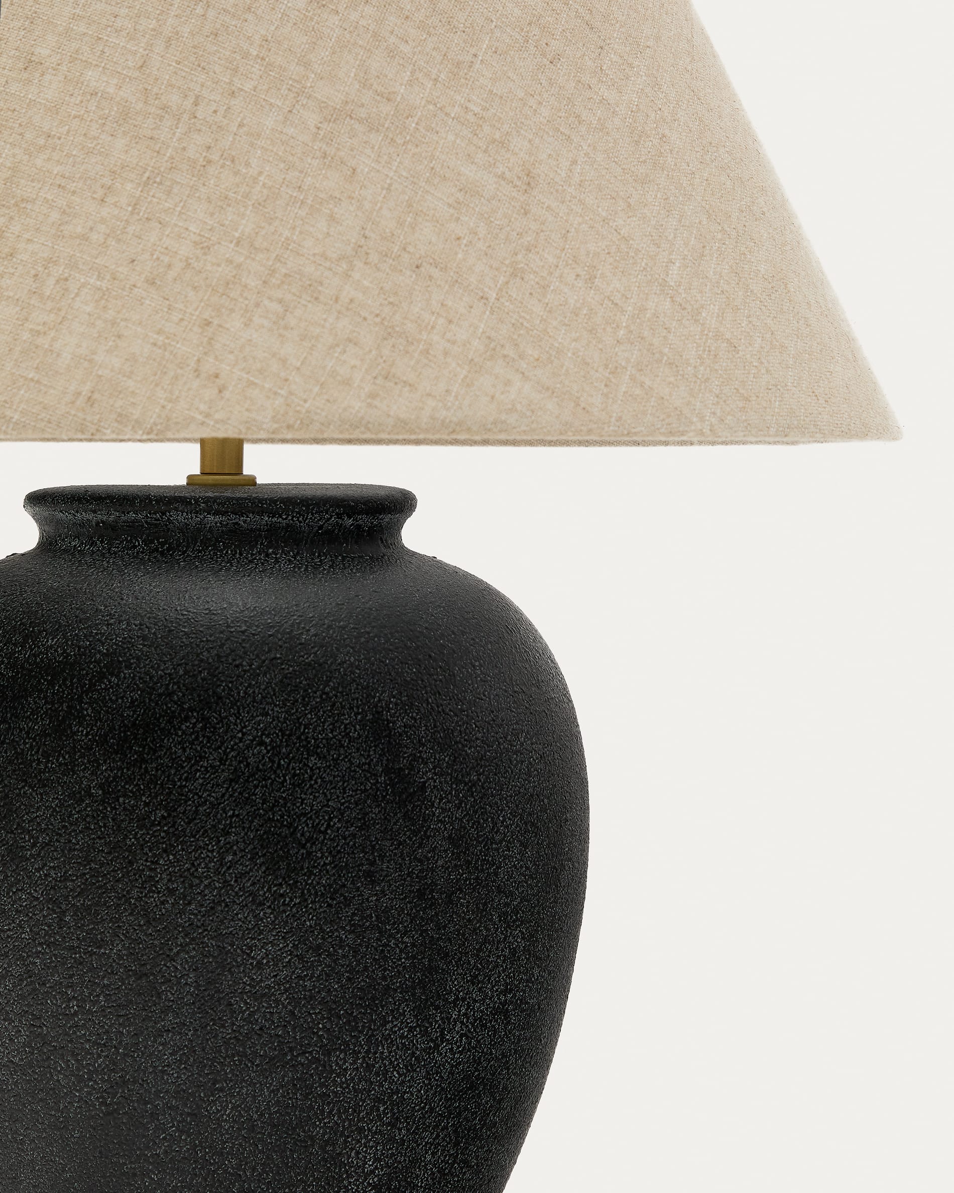 Mercadal ceramic table lamp in a black finish