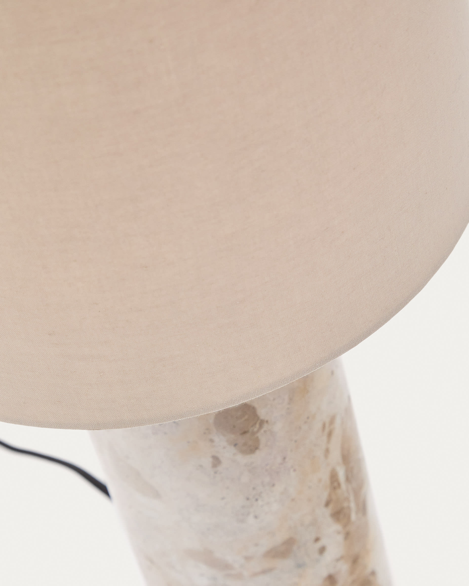 Raze table lamp in beige marble with a beige linen shade