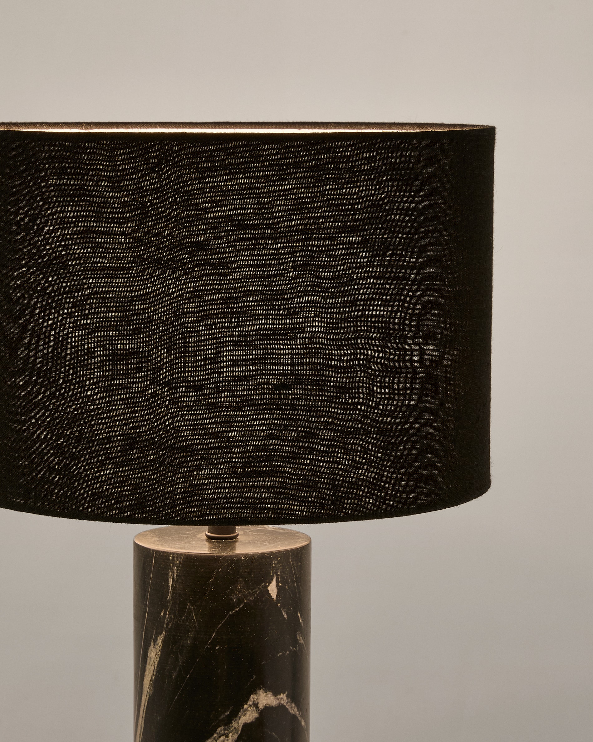 Vex table lamp in black marble with a black linen shade