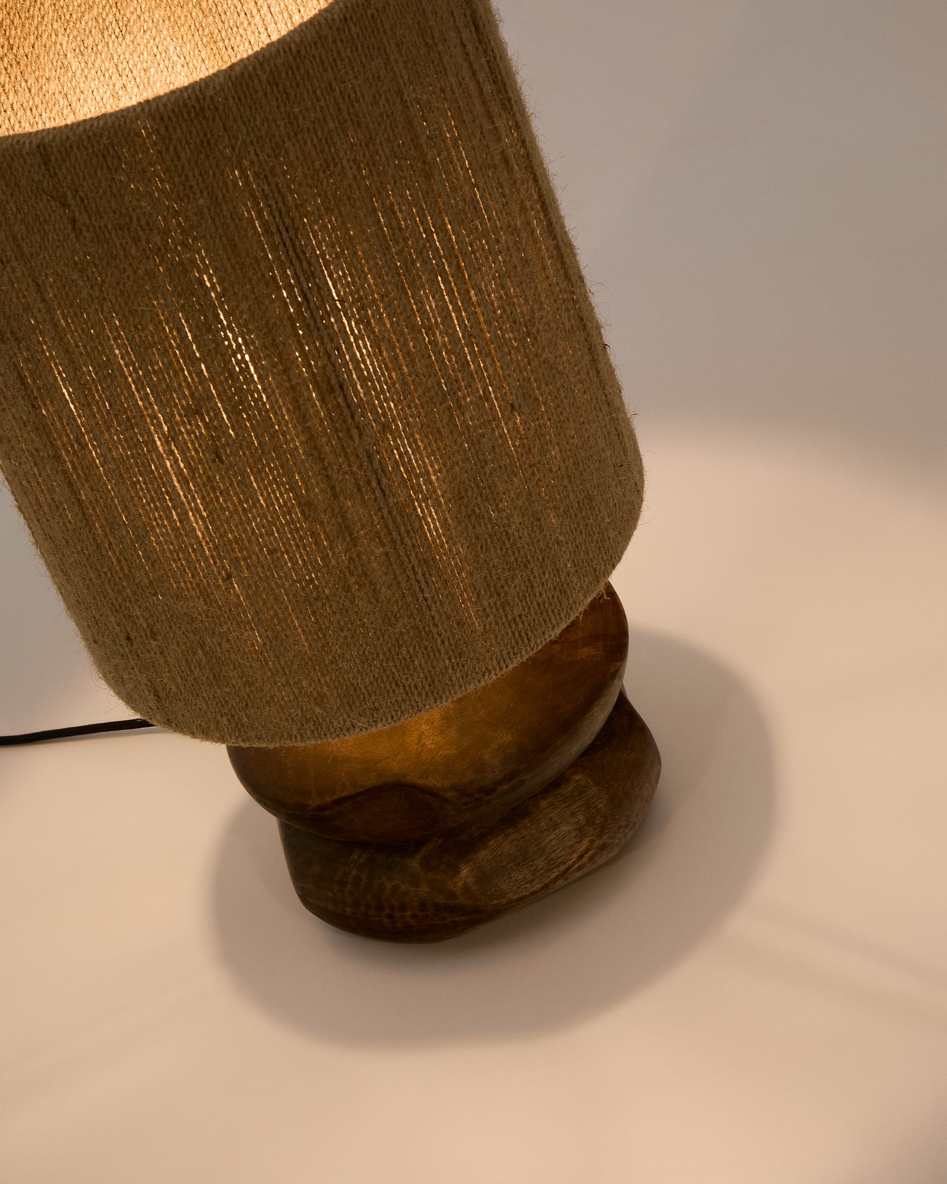 Kor table lamp made of jute and acacia wood in a dark finish