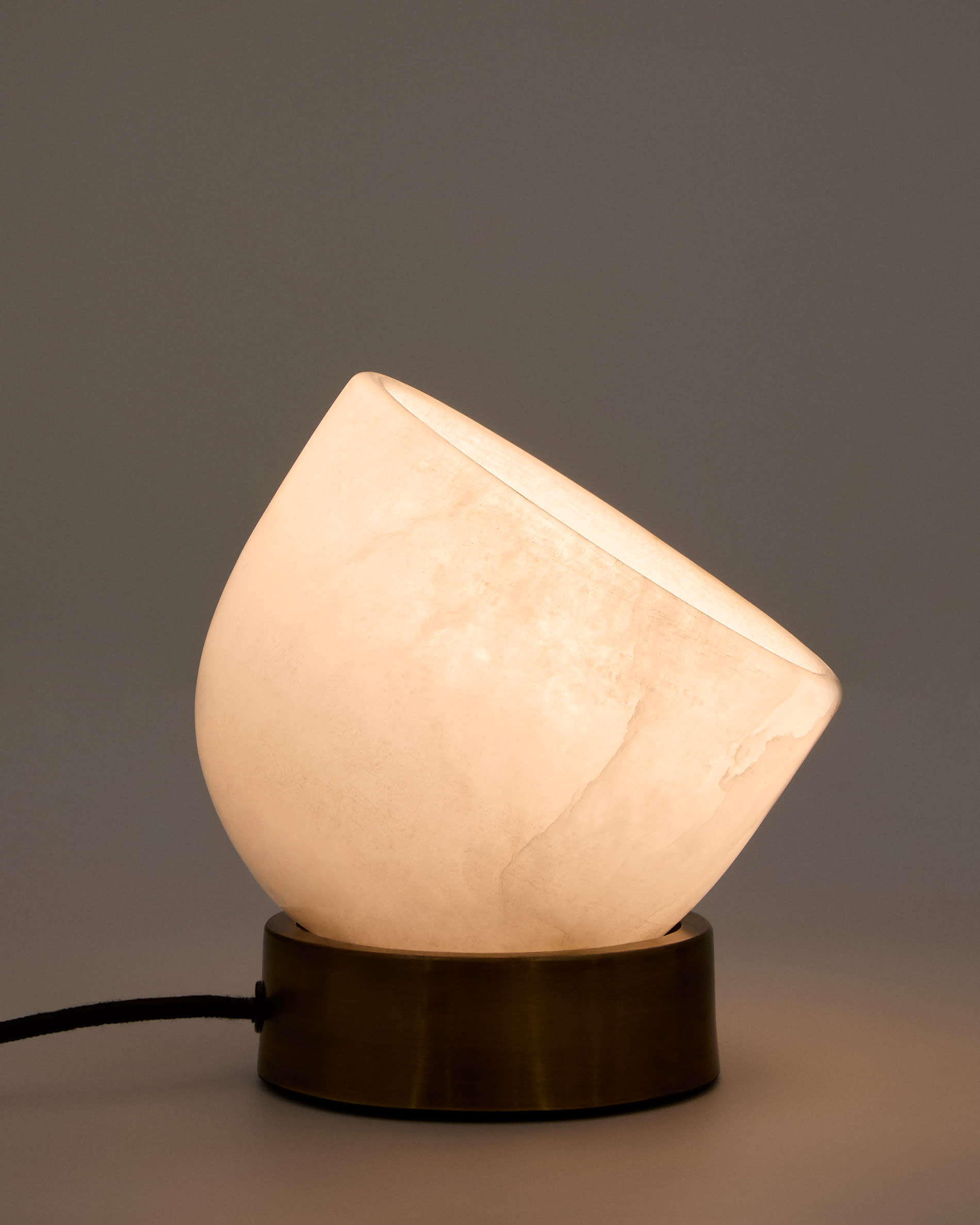 Shenli table lamp in alabaster and metal with a brass finish