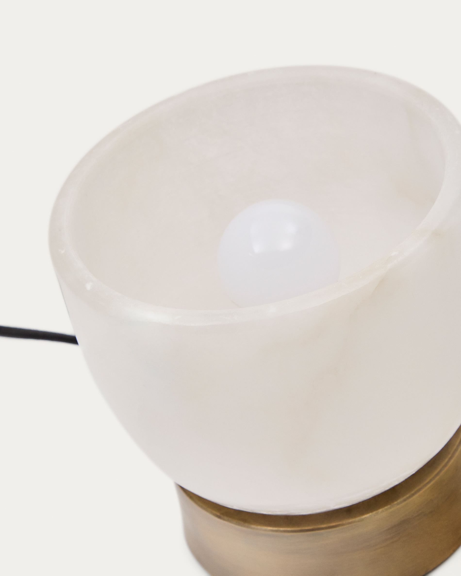 Shenli table lamp in alabaster and metal with a brass finish