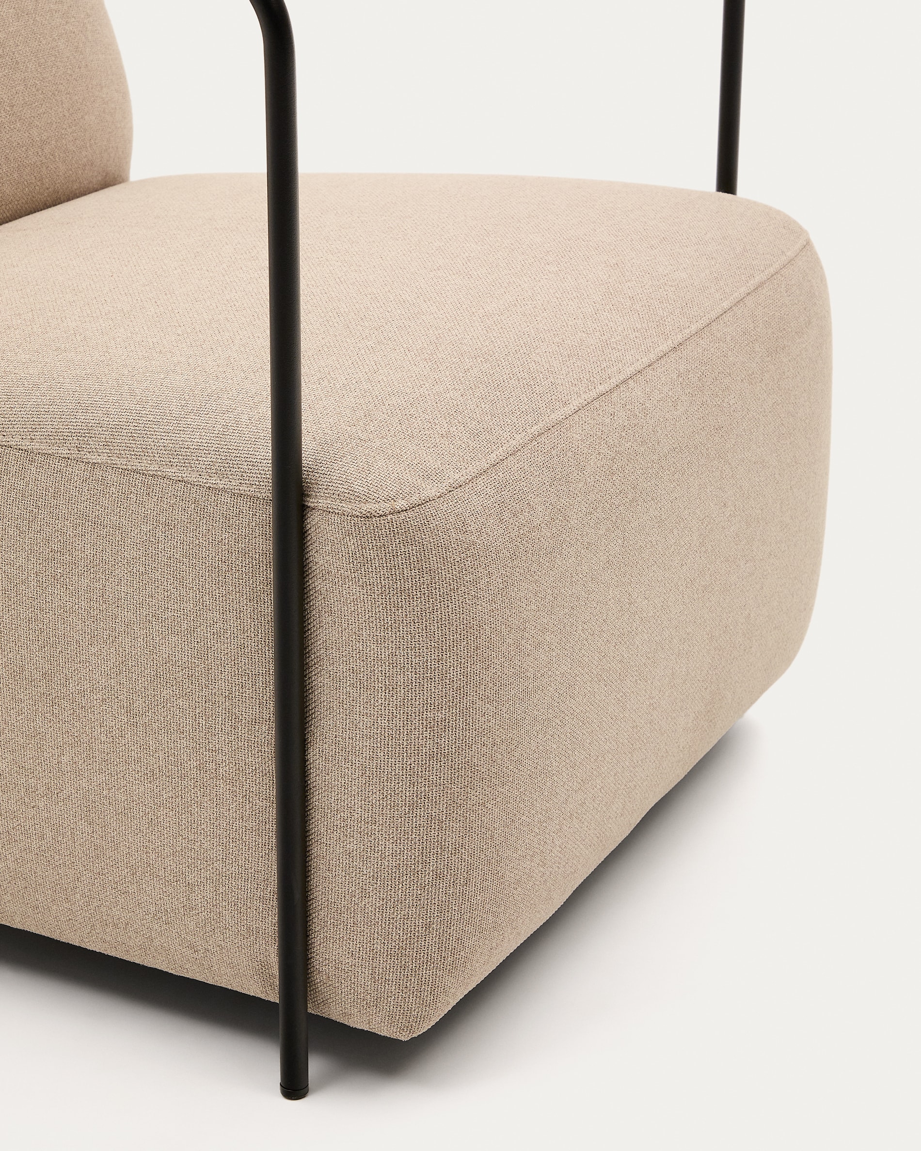 Gamer beige armchair with metal in a matte black painted finish
