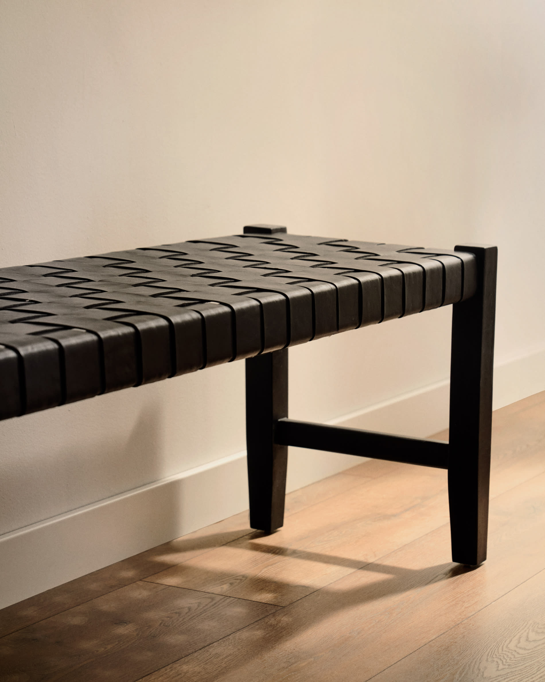 Calixta bench in leather and solid mahogany wood with black finish 120 cm