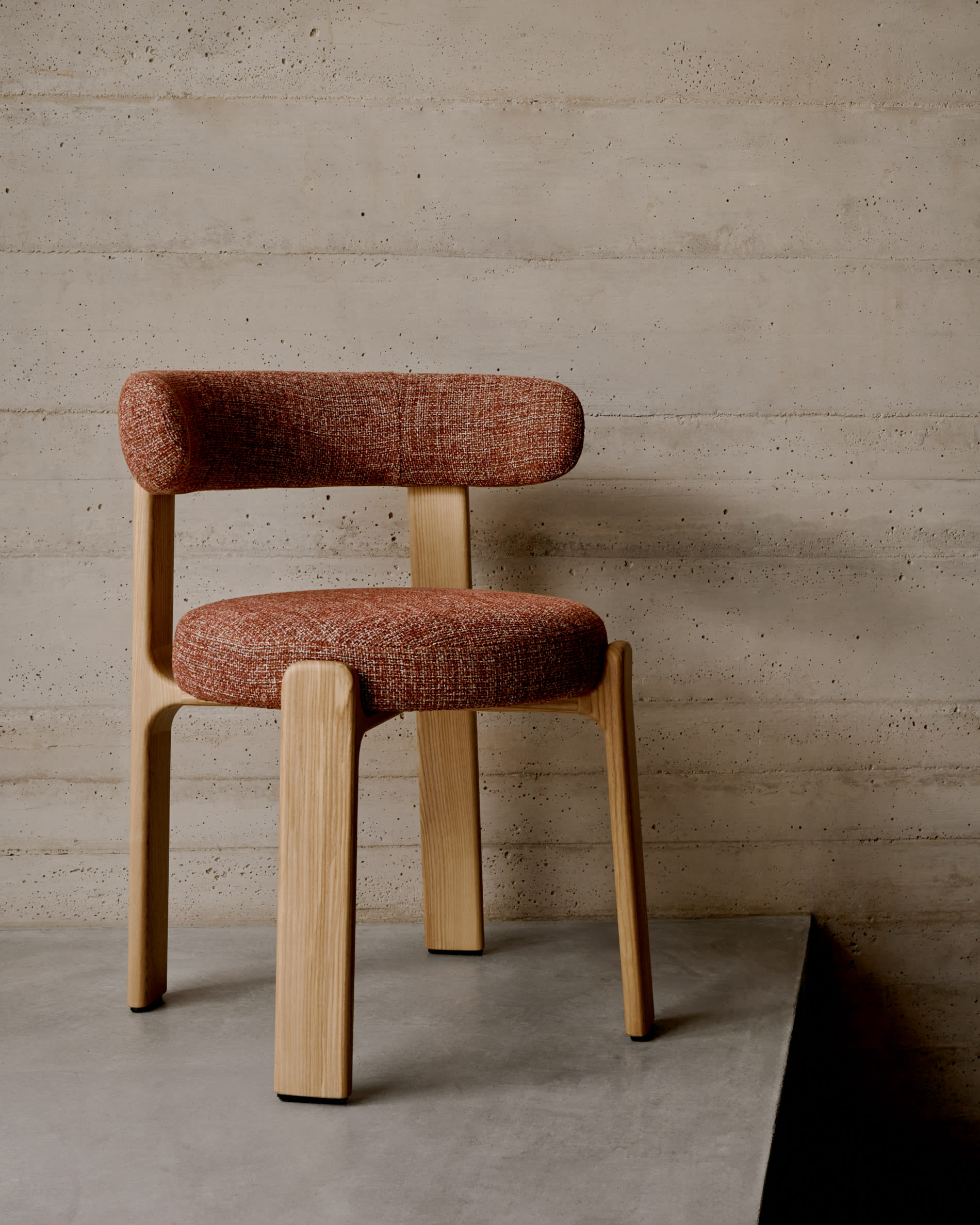 Granite chair terracotta-coloured chenille and solid ash wood in a natural tone finish FSC 100%