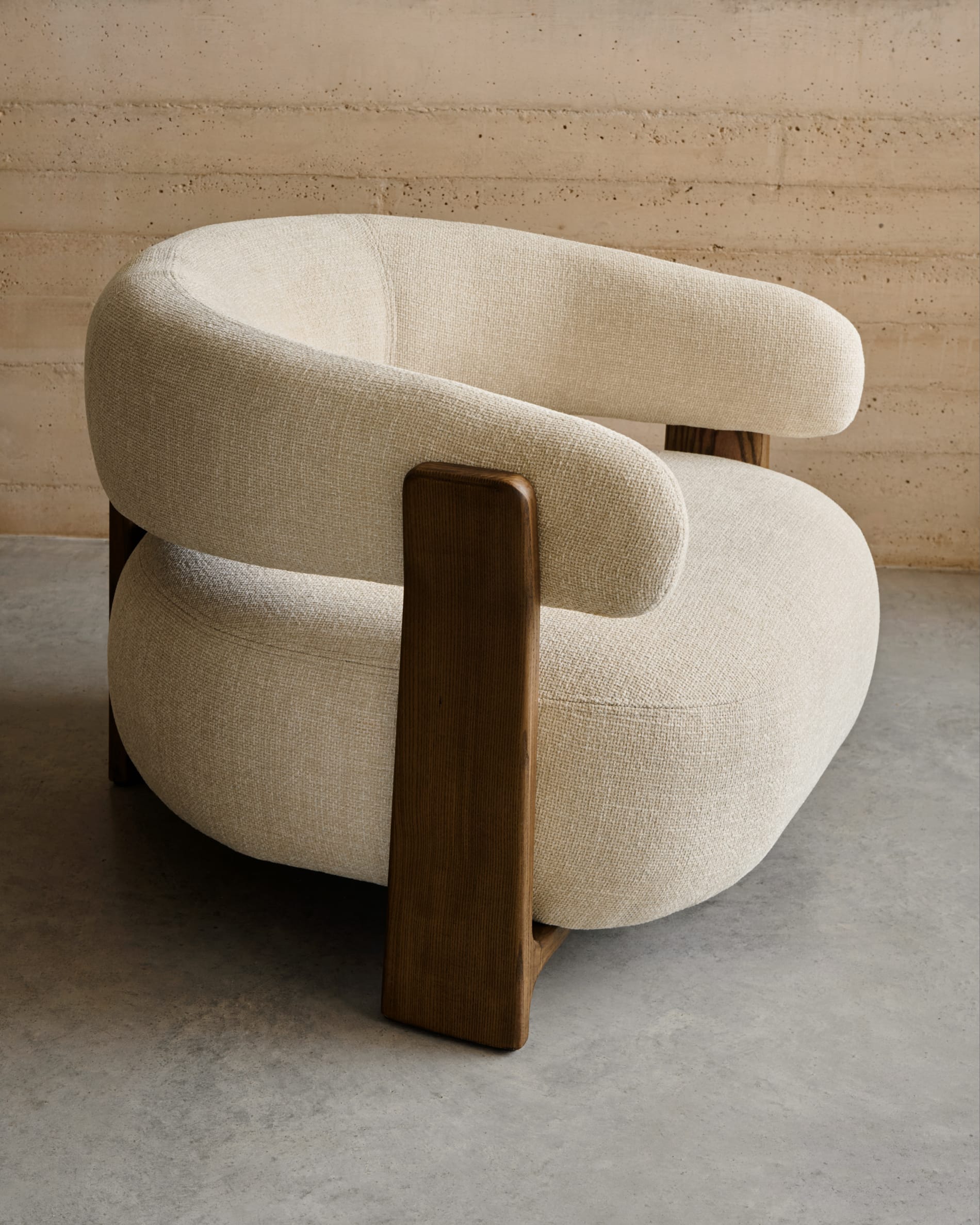Granite fire-retardant armchair in beige chenille and solid ash wood with walnut-coloured finish FSC 100%