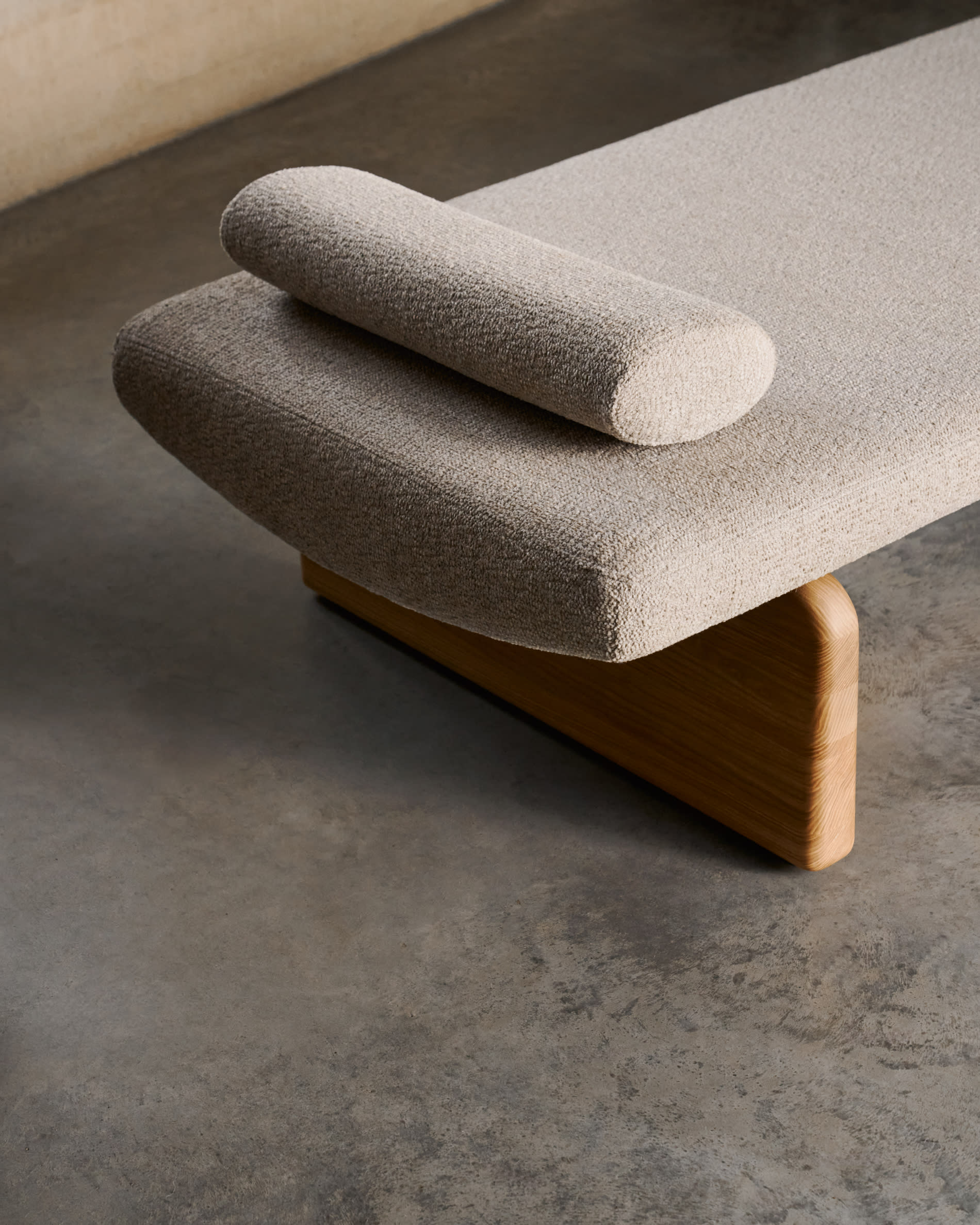 Topaz divan in beige chenille with solid ash wood in a natural finish, 200 cm FSC 100%