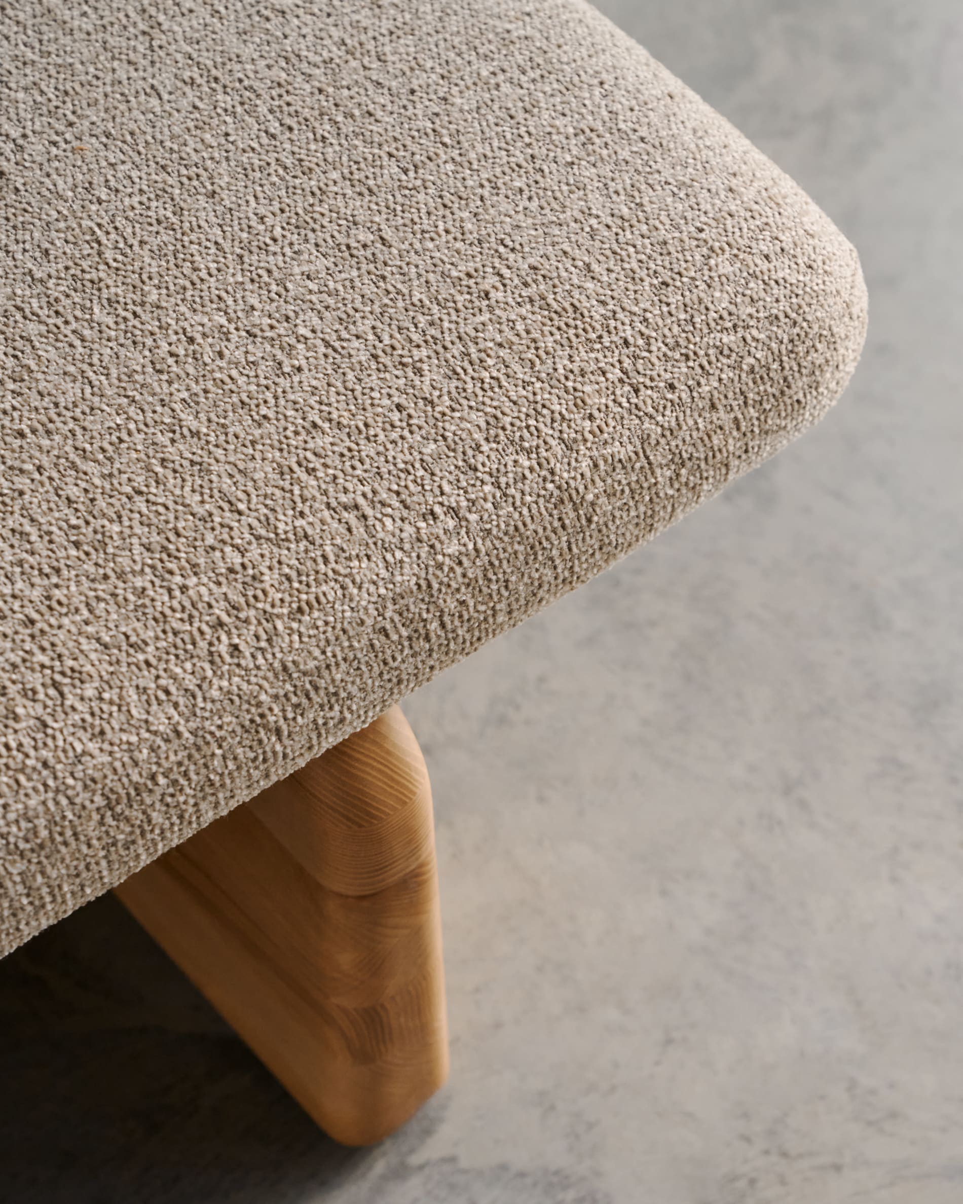 Topaz divan in beige chenille with solid ash wood in a natural finish, 200 cm FSC 100%