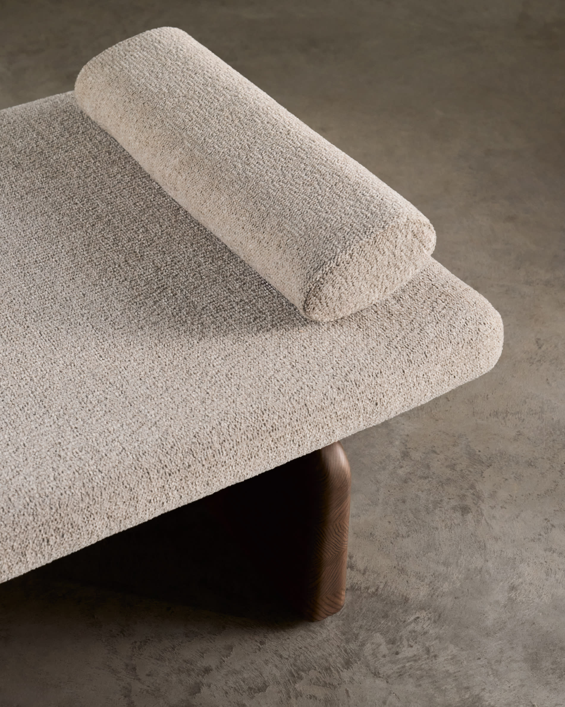 Topaz divan in beige chenille with solid ash wood in a walnut finish, 200 cm FSC 100%