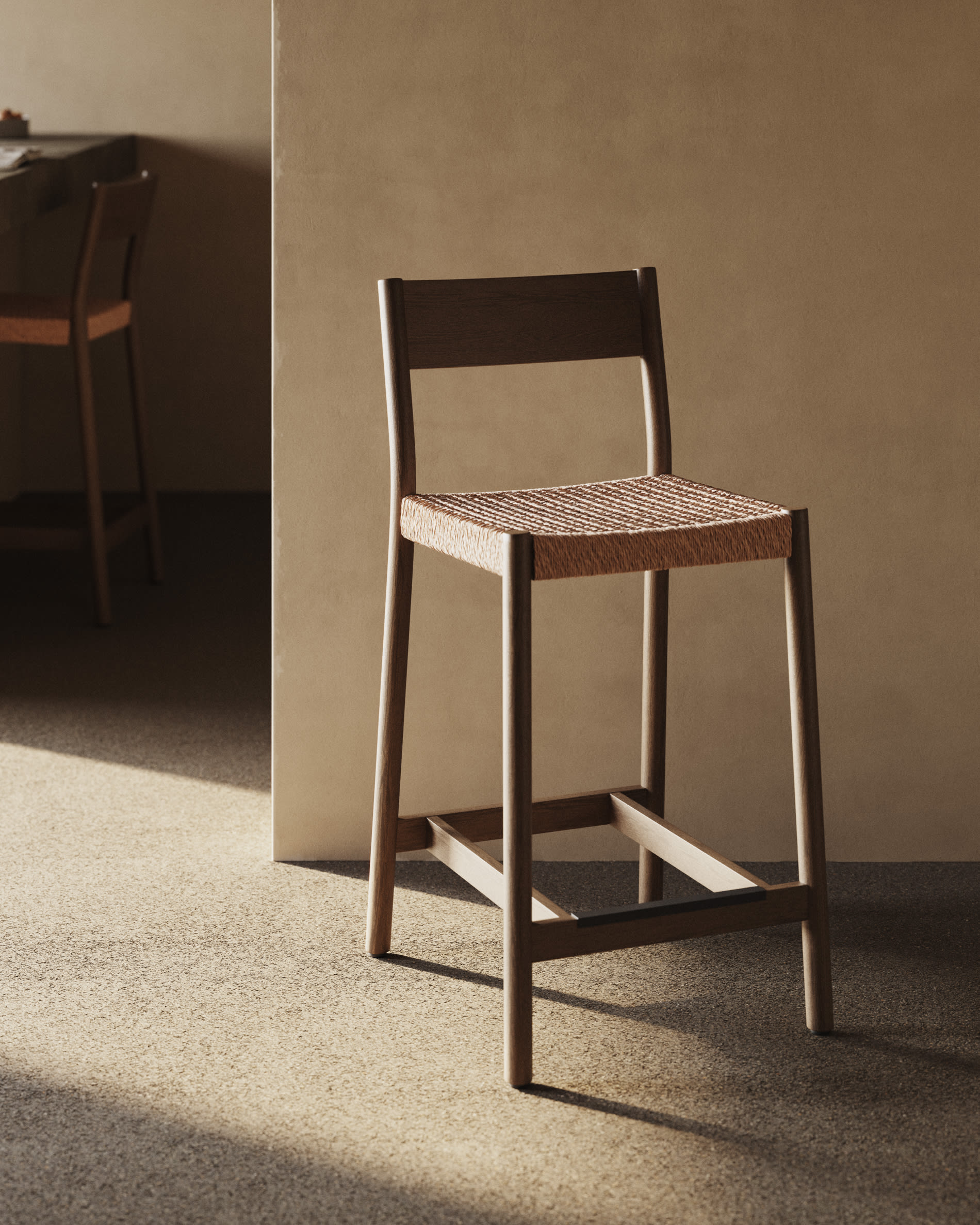 Yalia stool with backrest in solid oak wood with walnut finish and rope seat, 65 cm, FSC Mix Credit