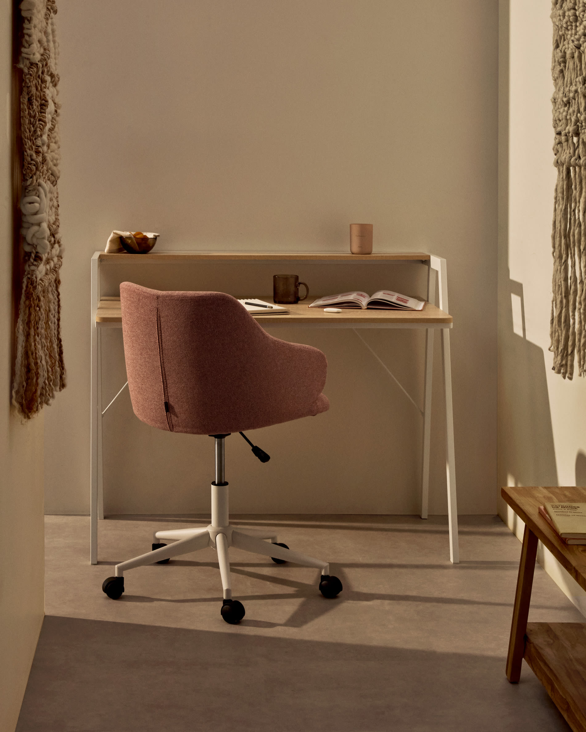 Table Aarhus en mélamine finition naturelle et pieds en acier — Kave Home