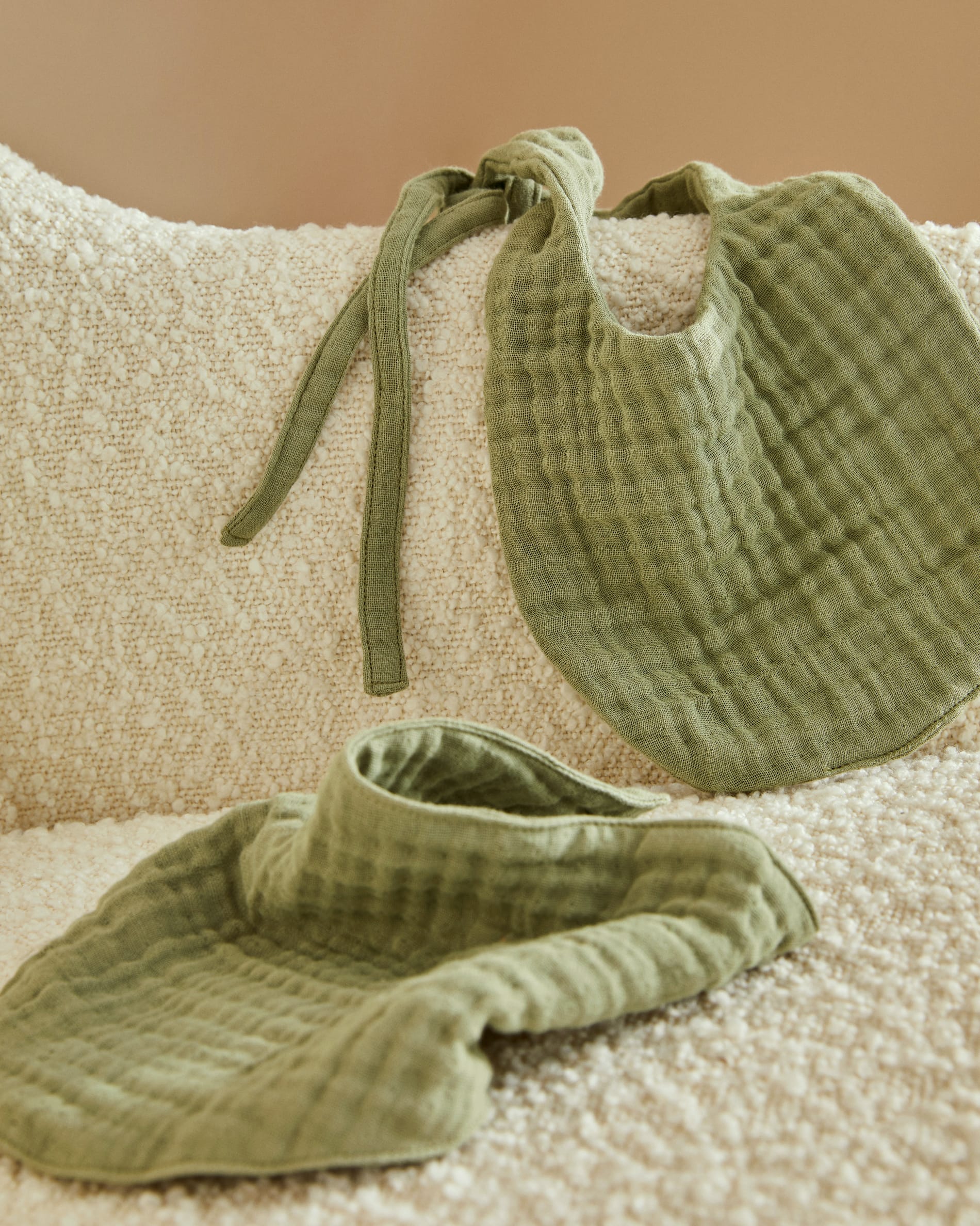 Prune green bib and bandana set made of 100% cotton