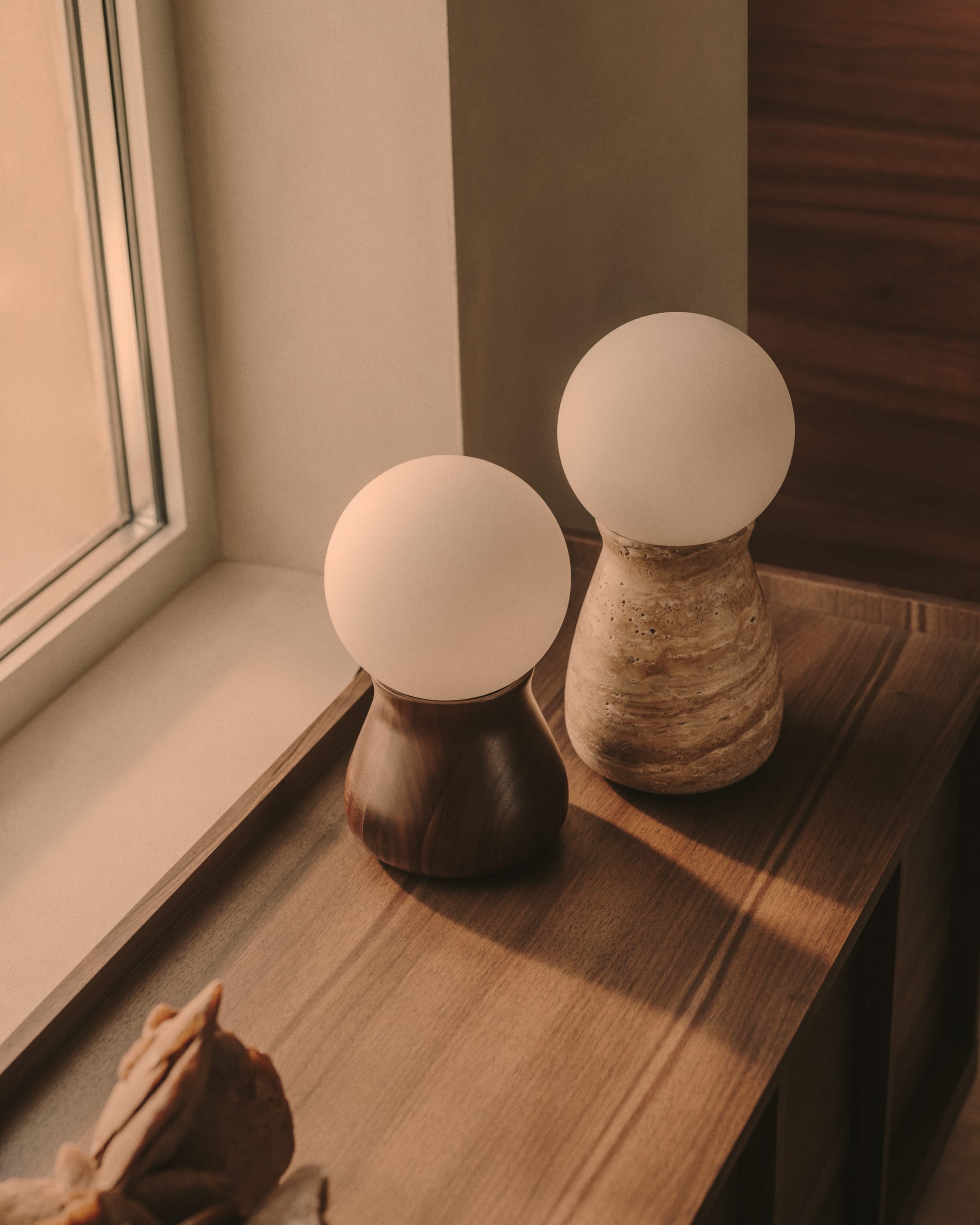 Okeni table lamp made of walnut veneer and glass