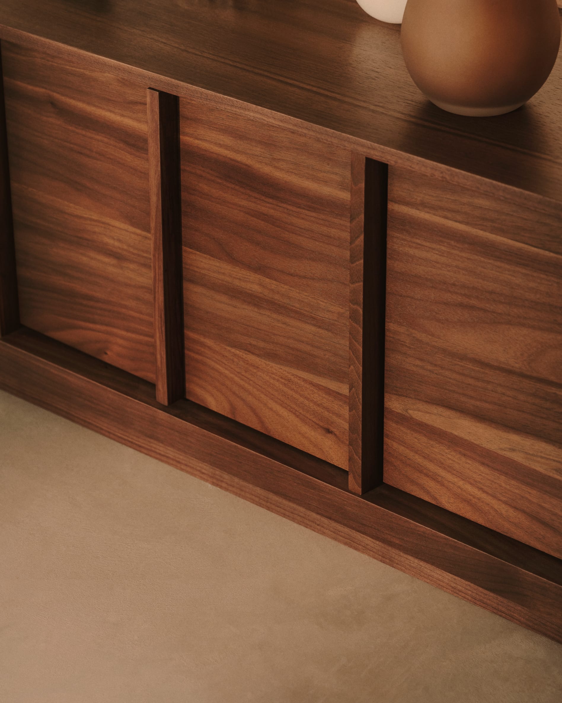 Onix TV stand with a walnut veneer in a dark finish, 200 x 45 cm FSC Mix Credit