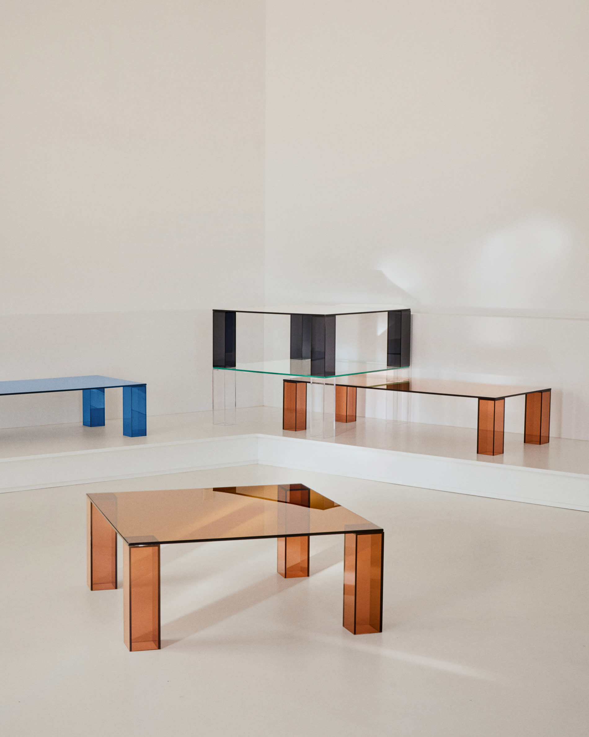 Adularia blue, tempered-glass side table, 85 x 85 cm