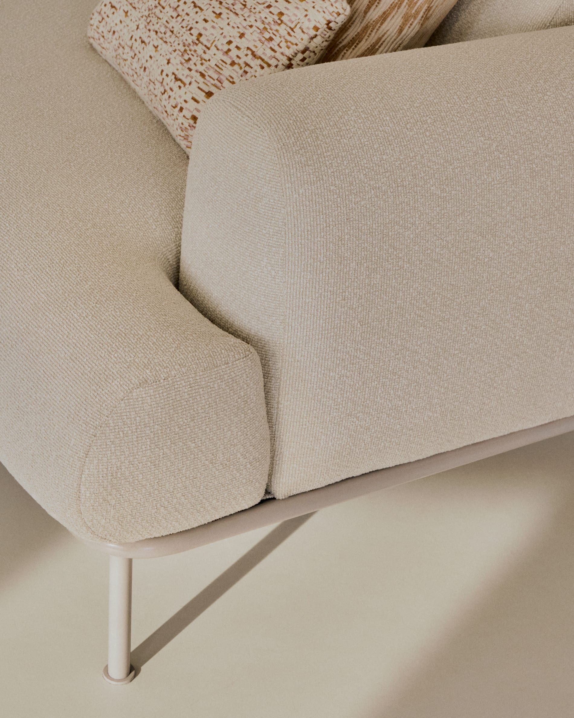 Aurum 2-seater sofa in ecru chenille with reclining headrest and matte beige metal base 214 cm FSC Mix Credit