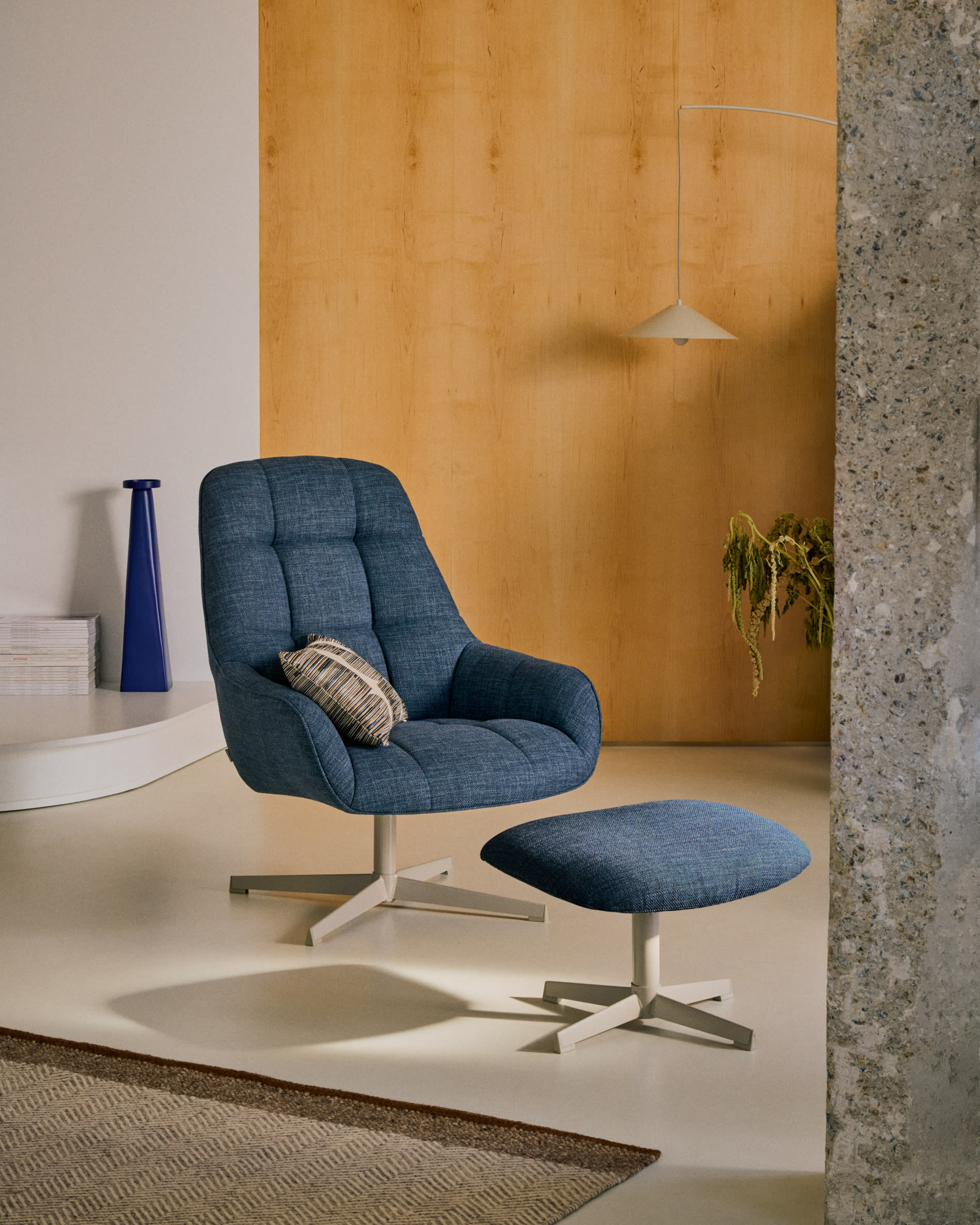 Jaspe blue swivel armchair with grey-finished metal, FSC 100%