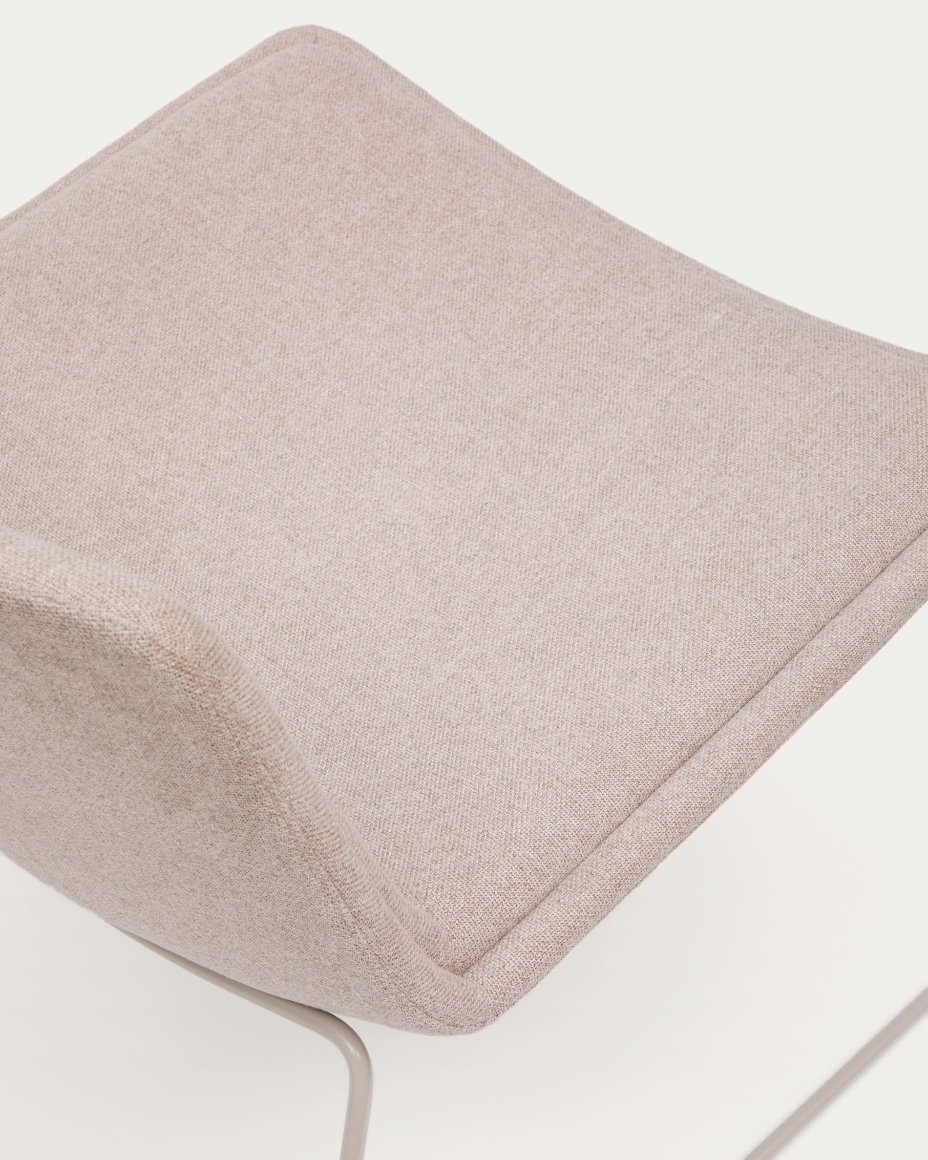 Zahara beige armchair and steel in a beige finish, 100% FSC